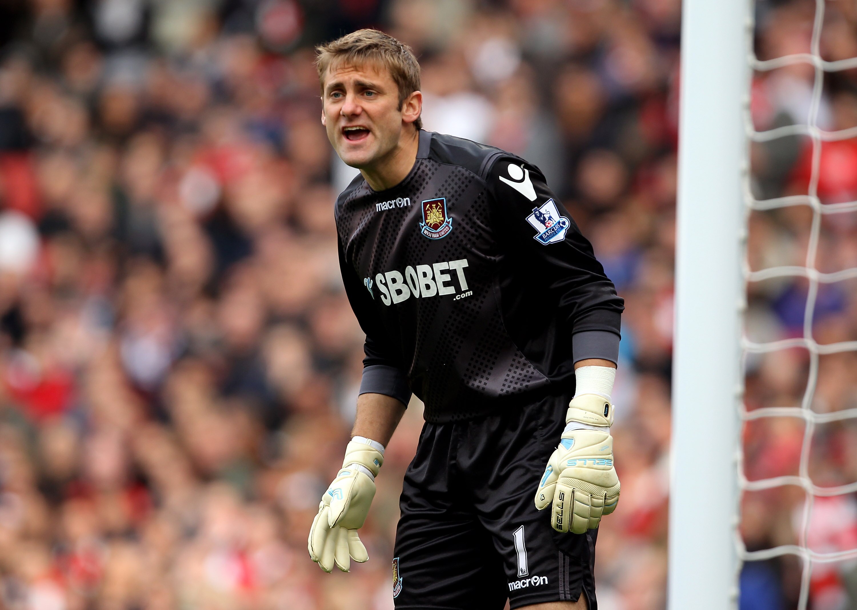 LONDON, ENGLAND - OCTOBER 30:  Robert Green of West Ham in action during the Barclays Premier League match between Arsenal and West Ham United at Emirates Stadium on October 30, 2010 in London, England.  (Photo by Clive Rose/Getty Images)