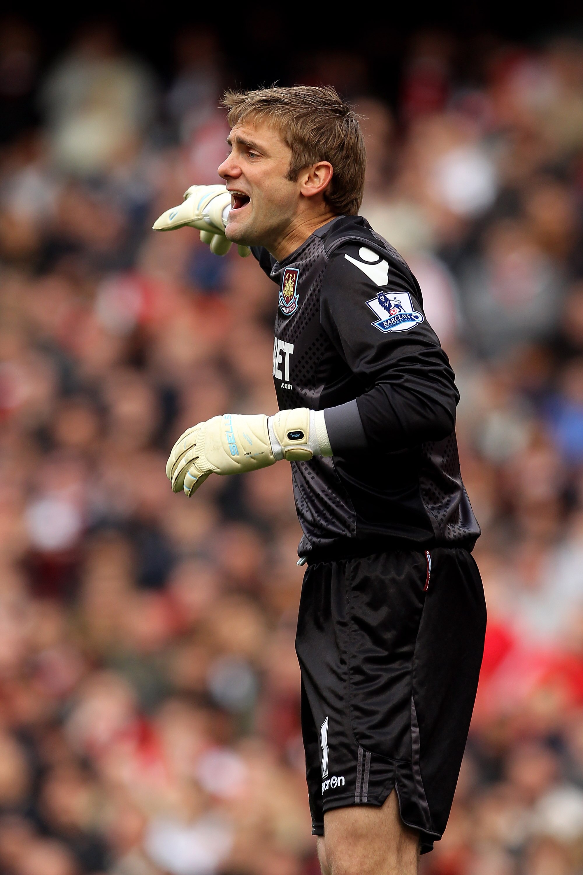 LONDON, ENGLAND - OCTOBER 30:  Robert Green of West Ham shouts instructions during the Barclays Premier League match between Arsenal and West Ham United at Emirates Stadium on October 30, 2010 in London, England.  (Photo by Clive Rose/Getty Images)