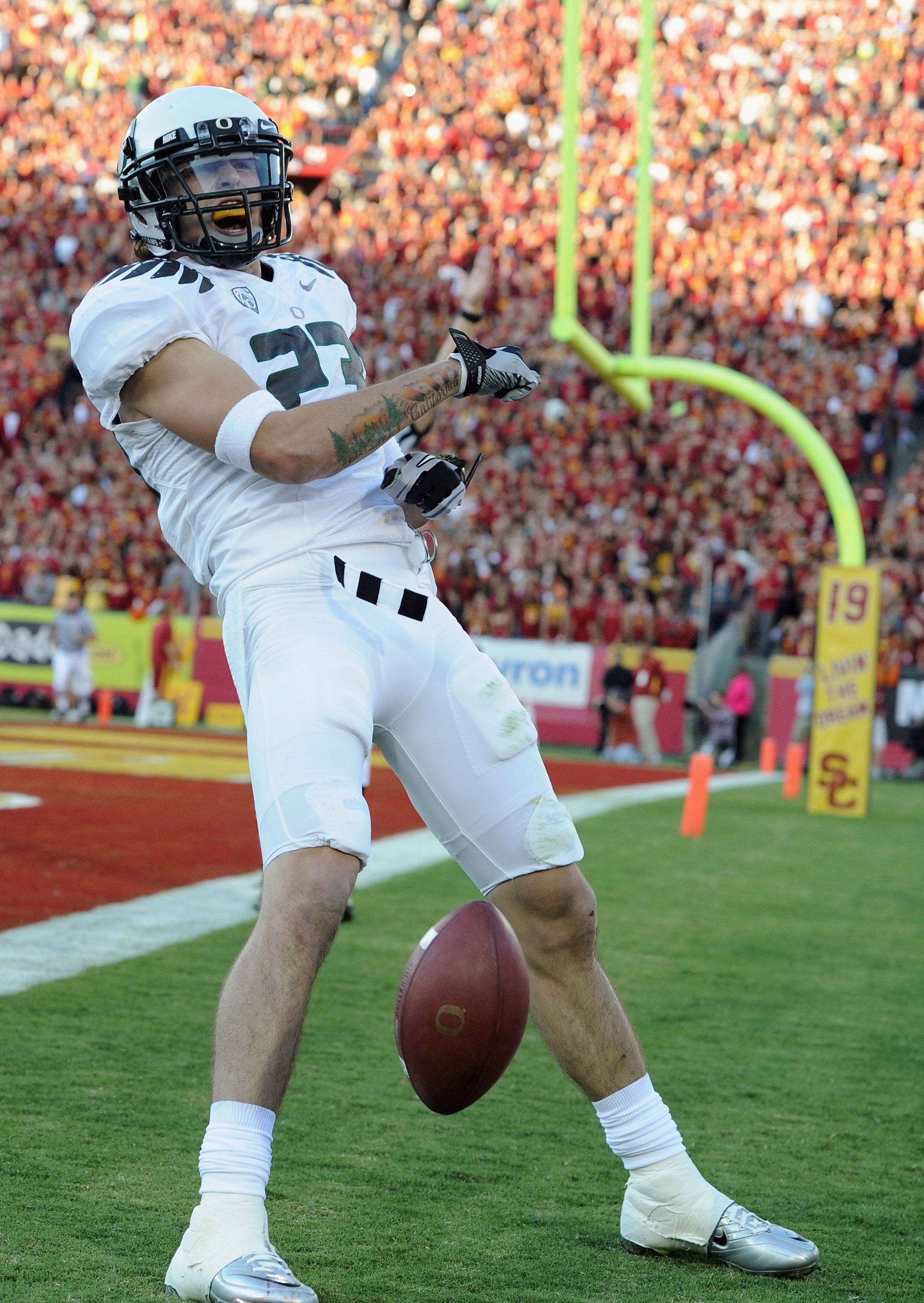LOS ANGELES, CA - OCTOBER 30:  Jeff Maehl #23 of the Oregon Ducks celebrates his catch for a touchdown for a 7-3 lead over the USC Trojans during the first quarter at Los Angeles Memorial Coliseum on October 30, 2010 in Los Angeles, California.  (Photo by