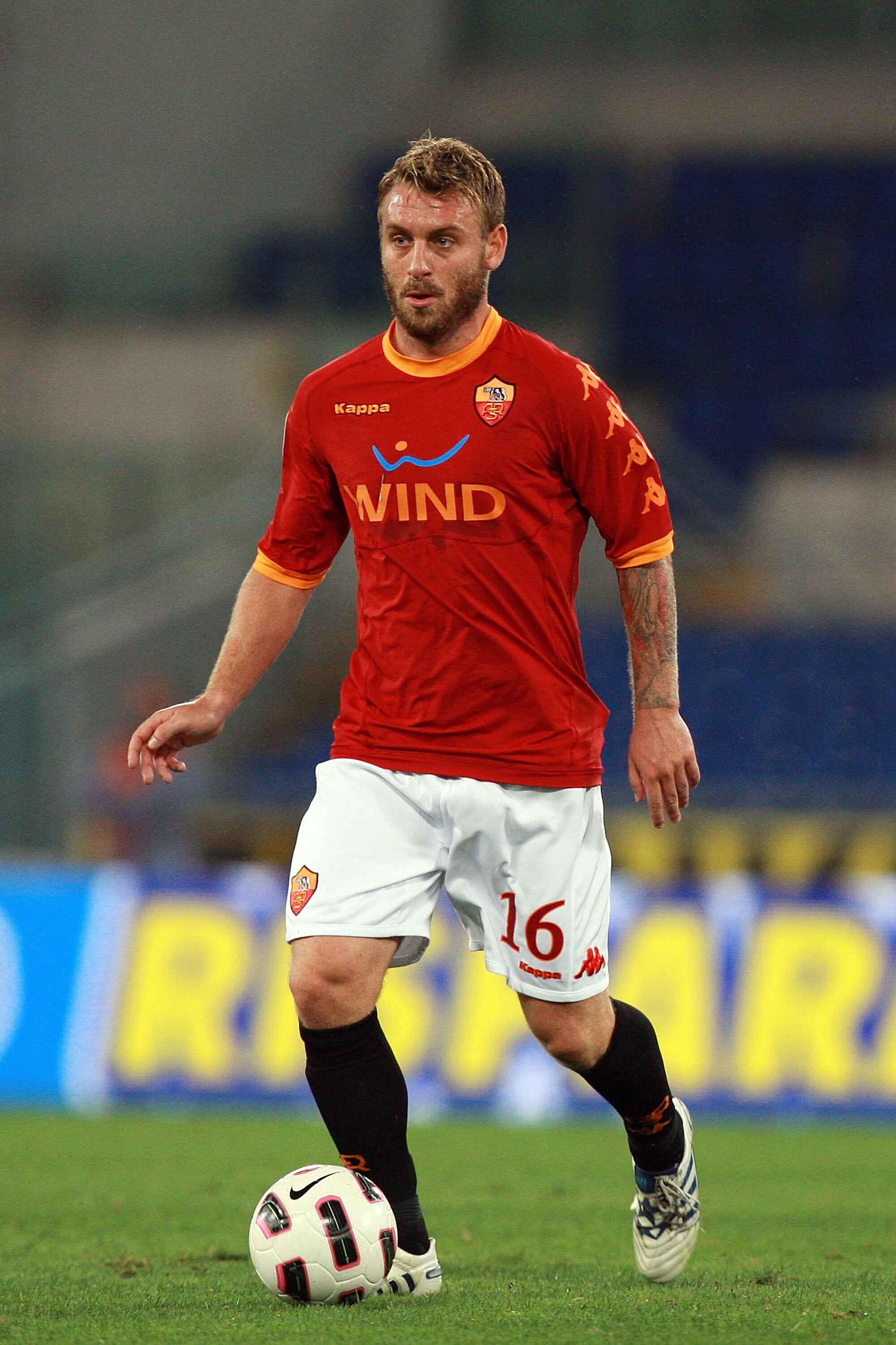 ROME - SEPTEMBER 25: Daniele De Rossi of AS Roma in action during the Serie A match between AS Roma and FC Internazionale Milano at Stadio Olimpico on September 25, 2010 in Rome, Italy.  (Photo by Paolo Bruno/Getty Images)