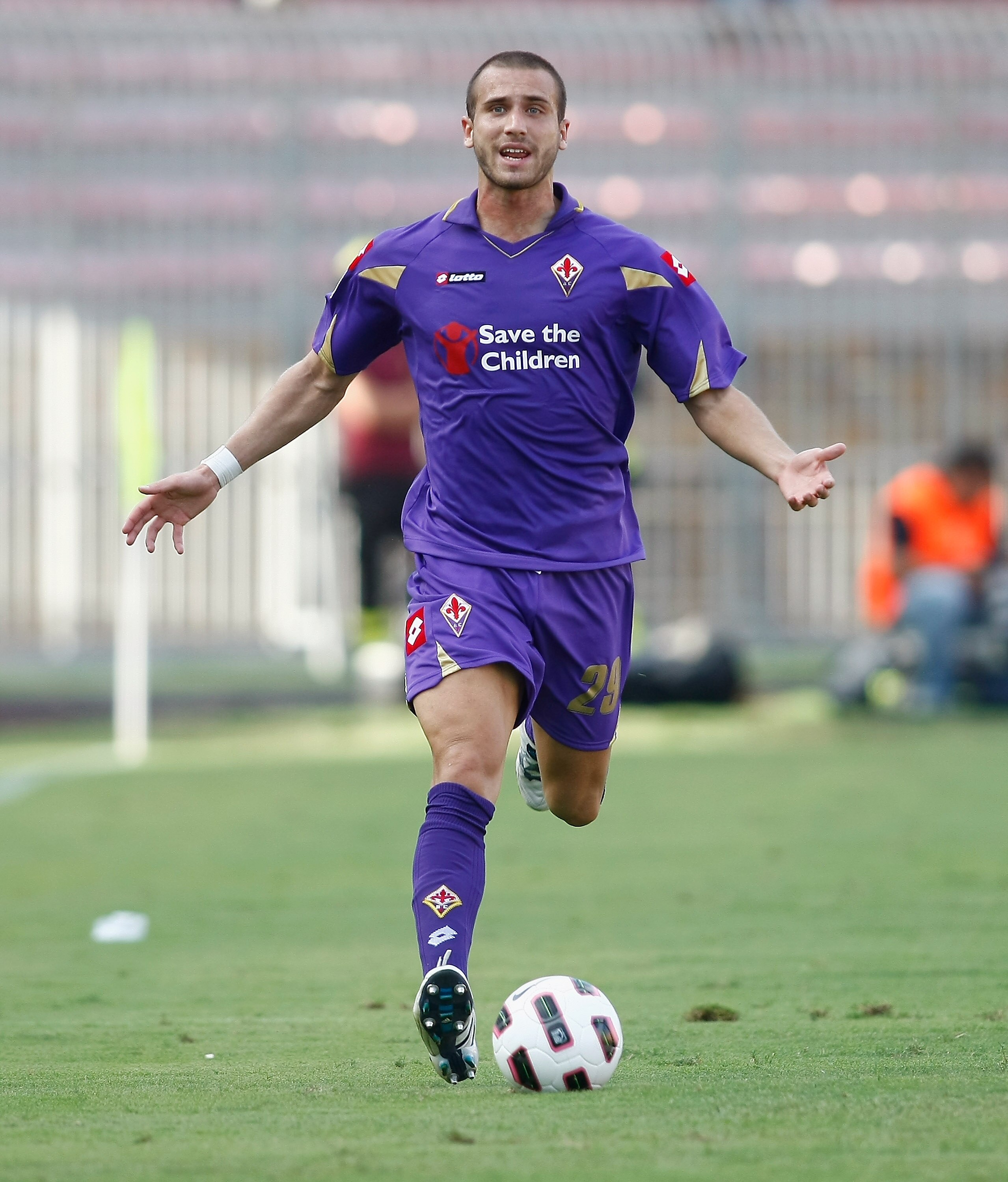 LECCE, ITALY - SEPTEMBER 12:  Lorenzo De Silvestri of ACF Fiorentina during the Serie A match between Lecce and Fiorentina at Stadio Via del Mare on September 12, 2010 in Lecce, Italy.  (Photo by Maurizio Lagana/Getty Images)