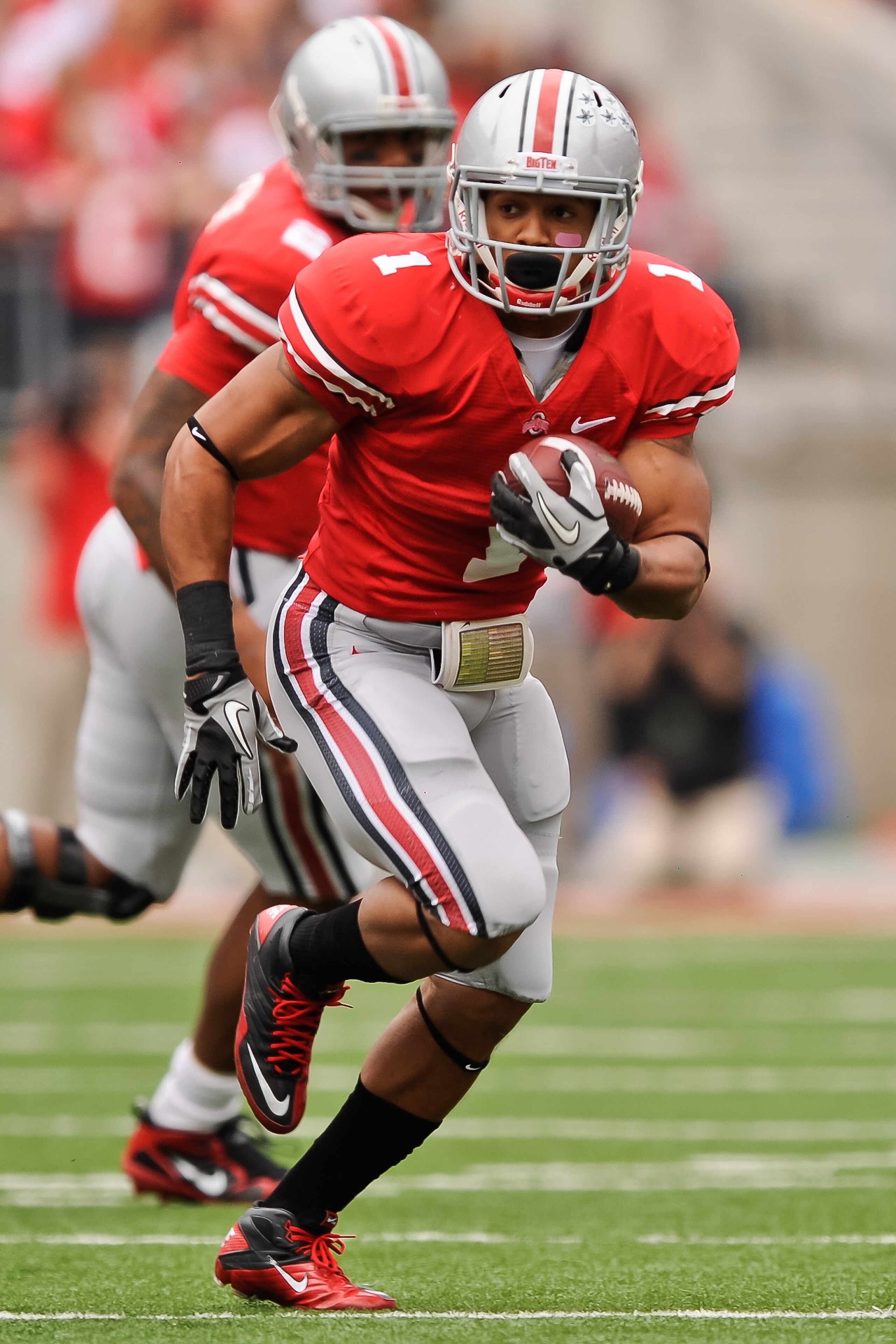 COLUMBUS, OH - OCTOBER 23:  Dan Herron #1 of the Ohio State Buckeyes runs with the ball against the Purdue Boilermakers at Ohio Stadium on October 23, 2010 in Columbus, Ohio.  (Photo by Jamie Sabau/Getty Images)