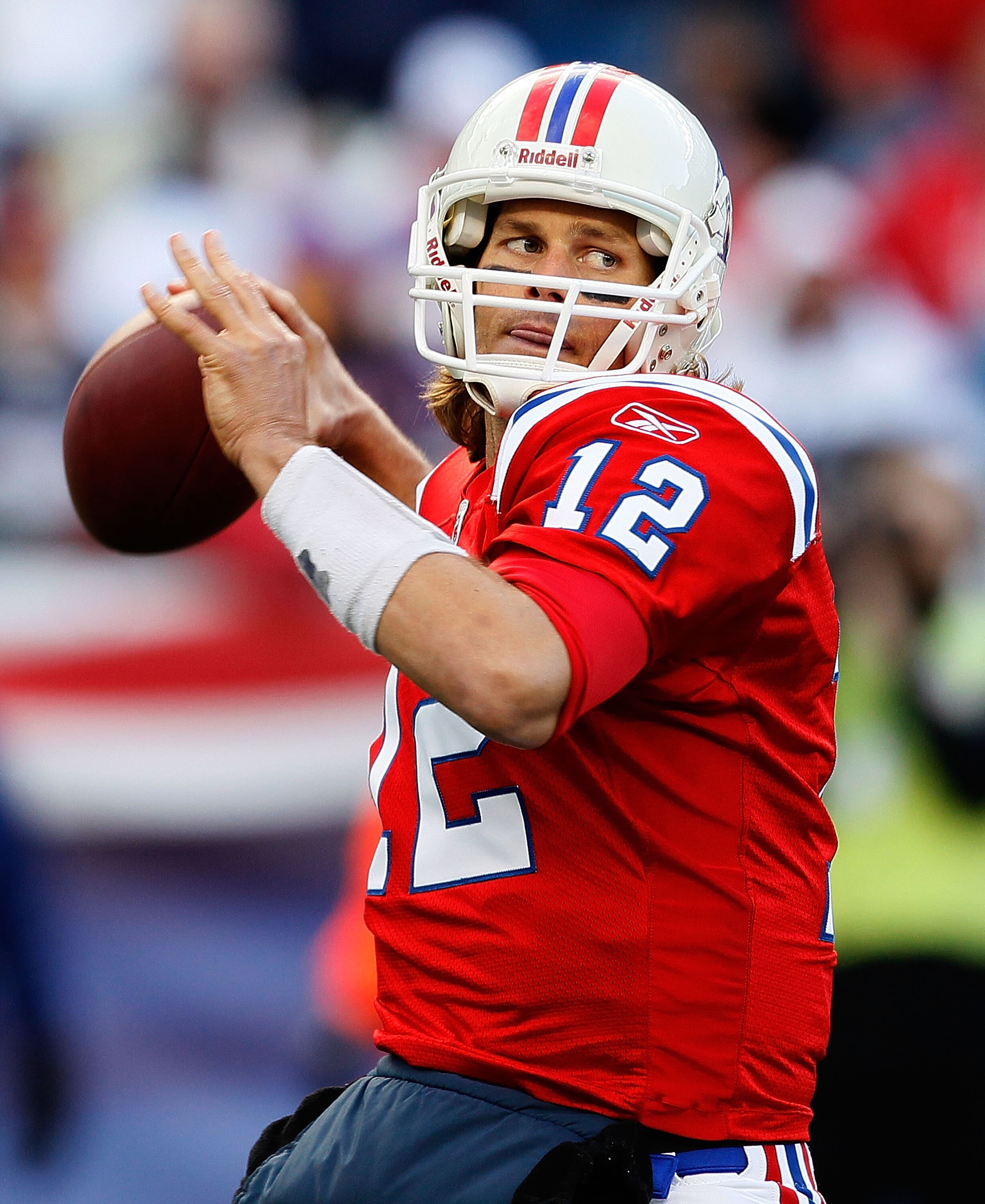 FOXBORO, MA - OCTOBER 31:  Tom Brady #12 of New England Patriots throws against the Minnesota Vikings at Gillette Stadium on October 31, 2010 in Foxboro, Massachusetts. (Photo by Jim Rogash/Getty Images)
