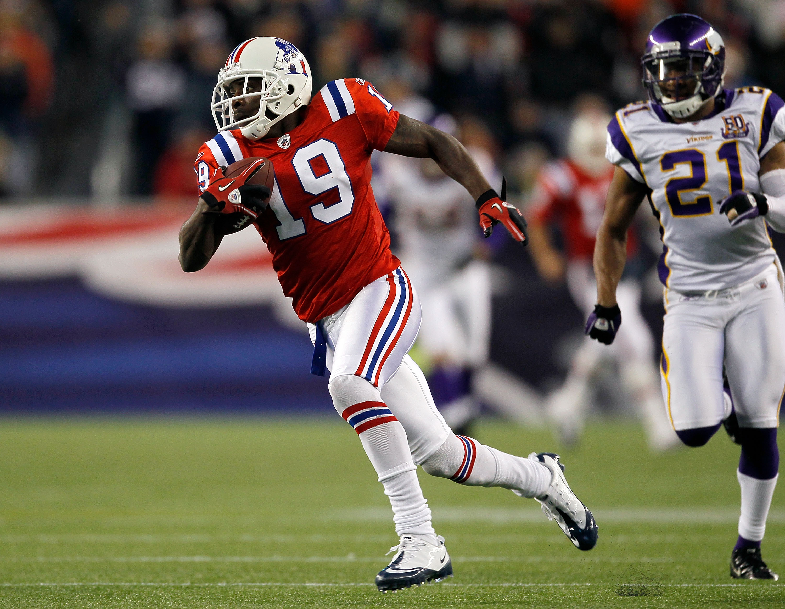 FOXBORO, MA - OCTOBER 31:  Brandon Tate #19 of the New England Patriots runs by Asher Allen #21 of the Minnesota Vikings into the end zone for a touchdown in the third quarter at Gillette Stadium on October 31, 2010 in Foxboro, Massachusetts. (Photo by Ji