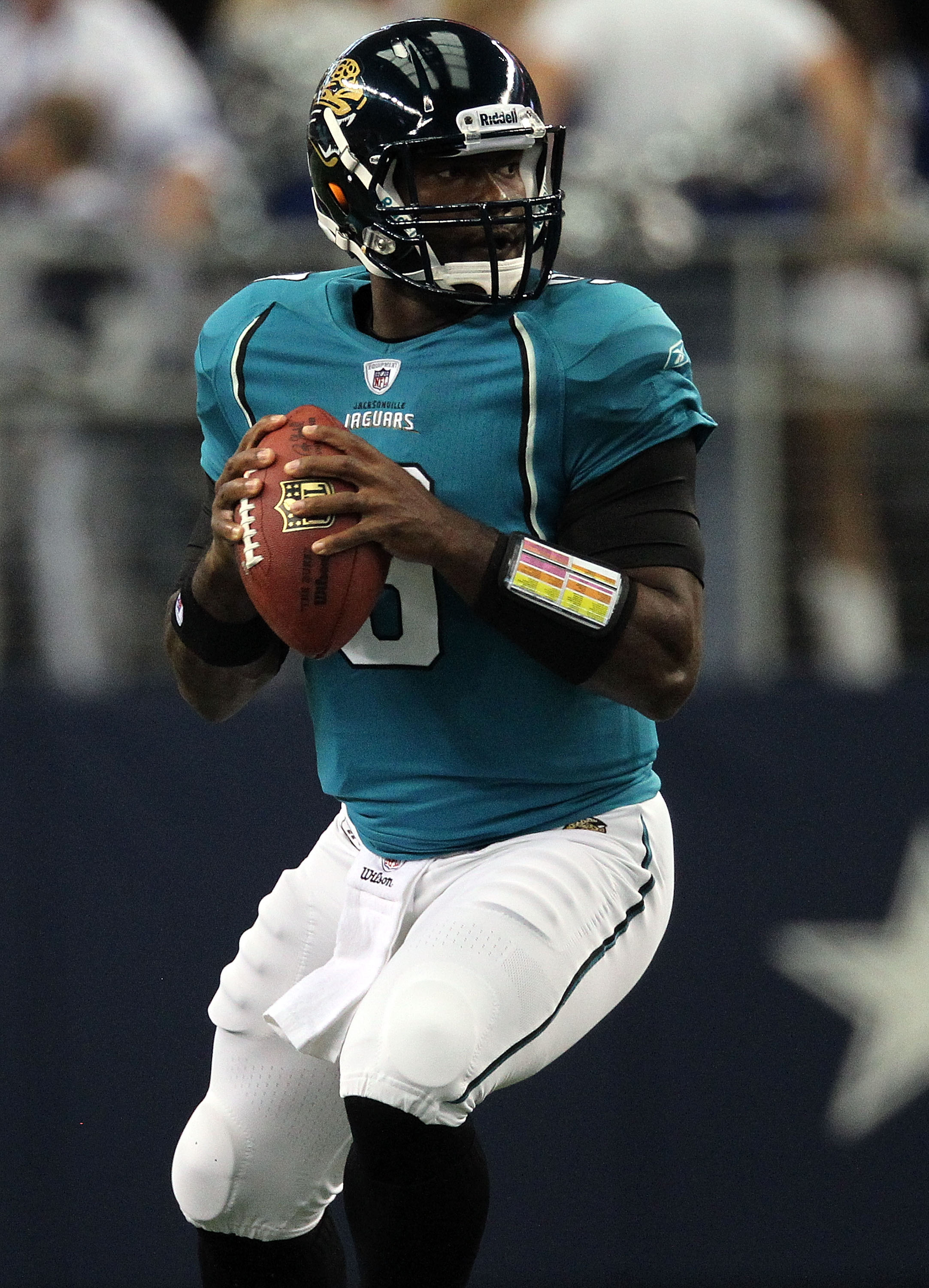 ARLINGTON, TX - OCTOBER 31:  Quarterback David Garrard #9 of the Jacksonville Jaguars drops back to pass against the Dallas Cowboys at Cowboys Stadium on October 31, 2010 in Arlington, Texas.  (Photo by Ronald Martinez/Getty Images)