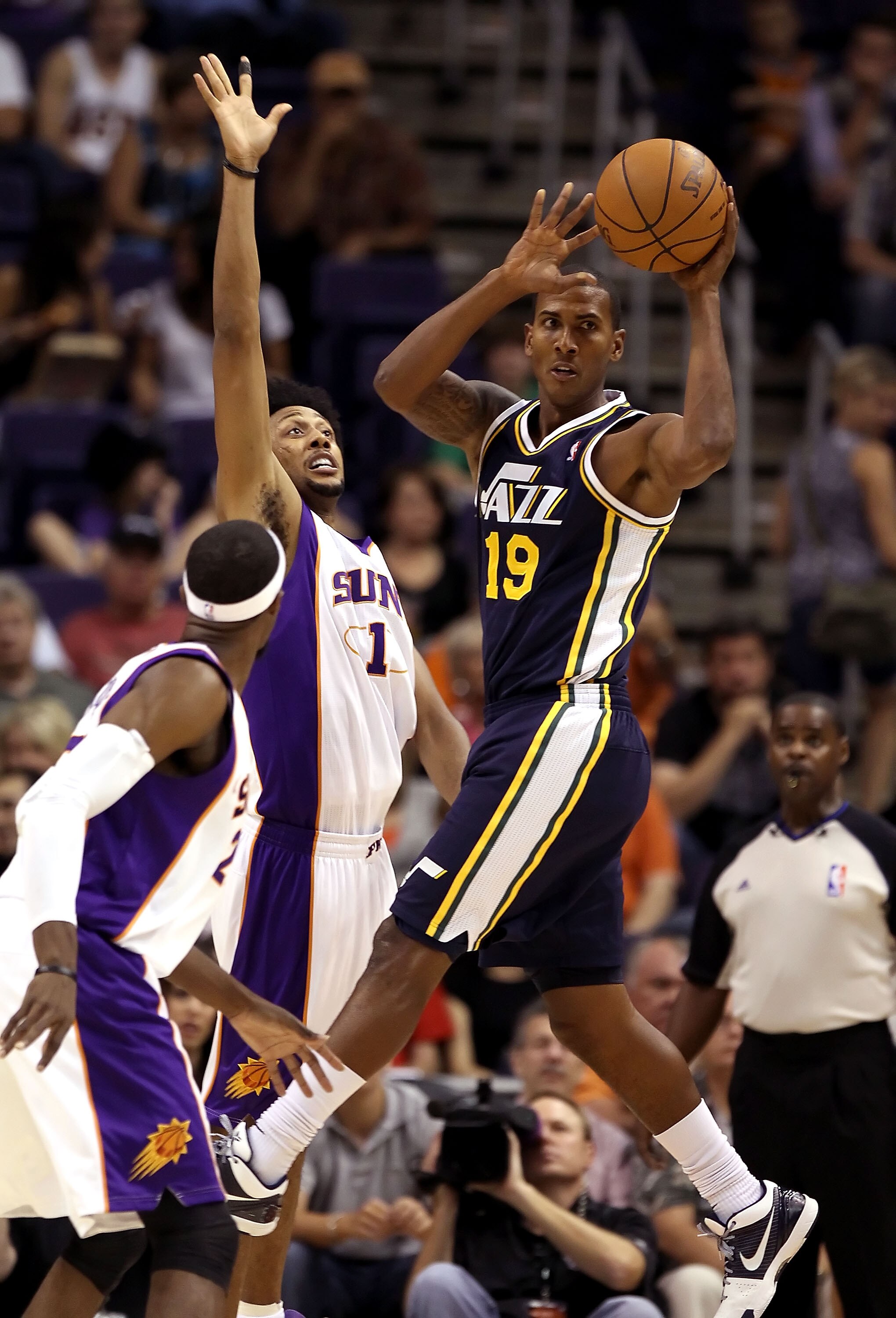 PHOENIX - OCTOBER 12:  Raja Bell #19 of the Utah Jazz passes the ball under pressure from Josh Childress #1 of the Phoenix Suns during the preseason NBA game at US Airways Center on October 12, 2010 in Phoenix, Arizona. NOTE TO USER: User expressly acknow