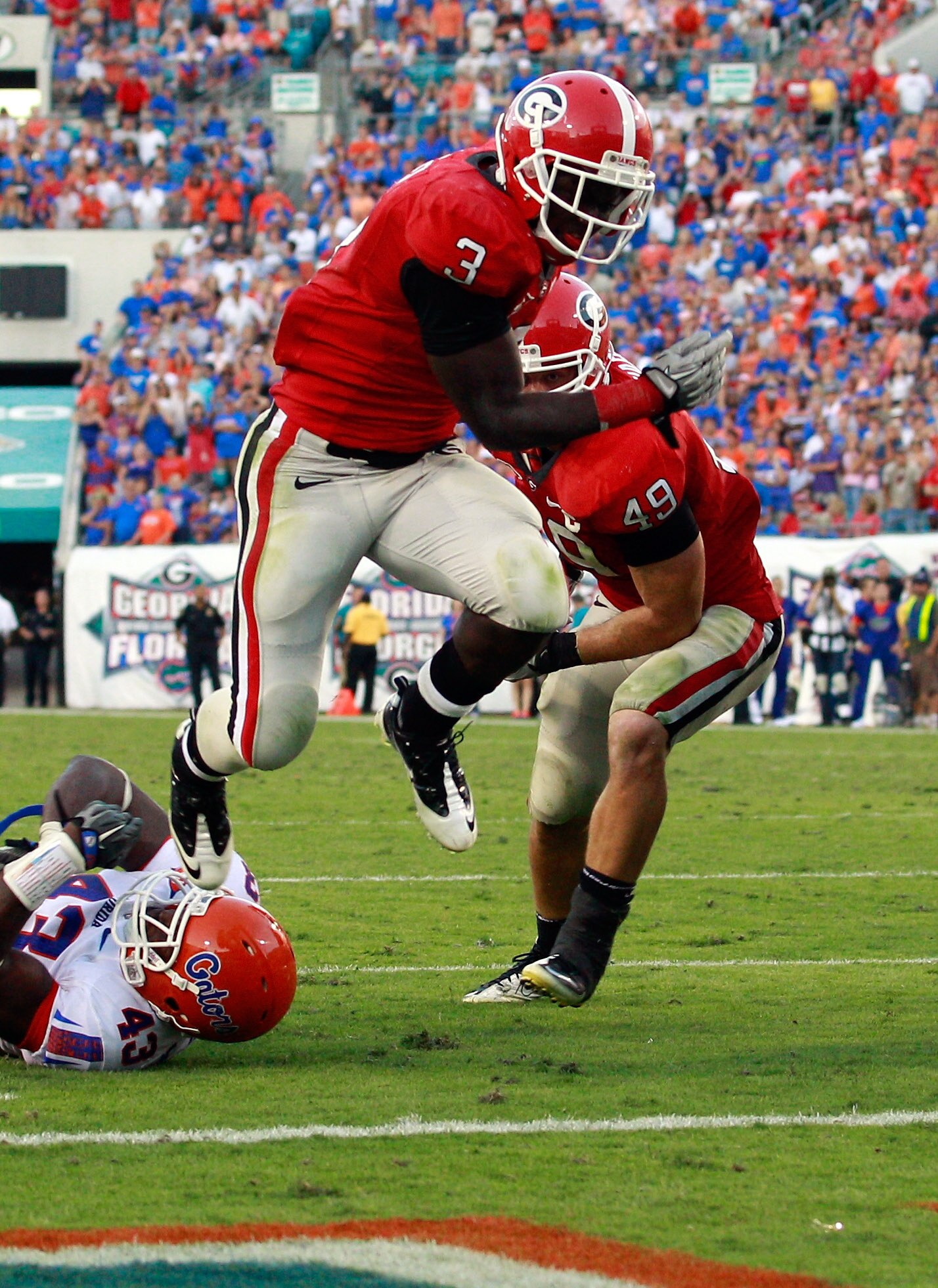 JACKSONVILLE, FL - OCTOBER 30:  Washaun Ealey #3 of the Georgia Bulldogs runs past Jelani Jenkins #43 of the Florida Gators for a touchdown during the game at EverBank Field on October 30, 2010 in Jacksonville, Florida.  (Photo by Sam Greenwood/Getty Imag