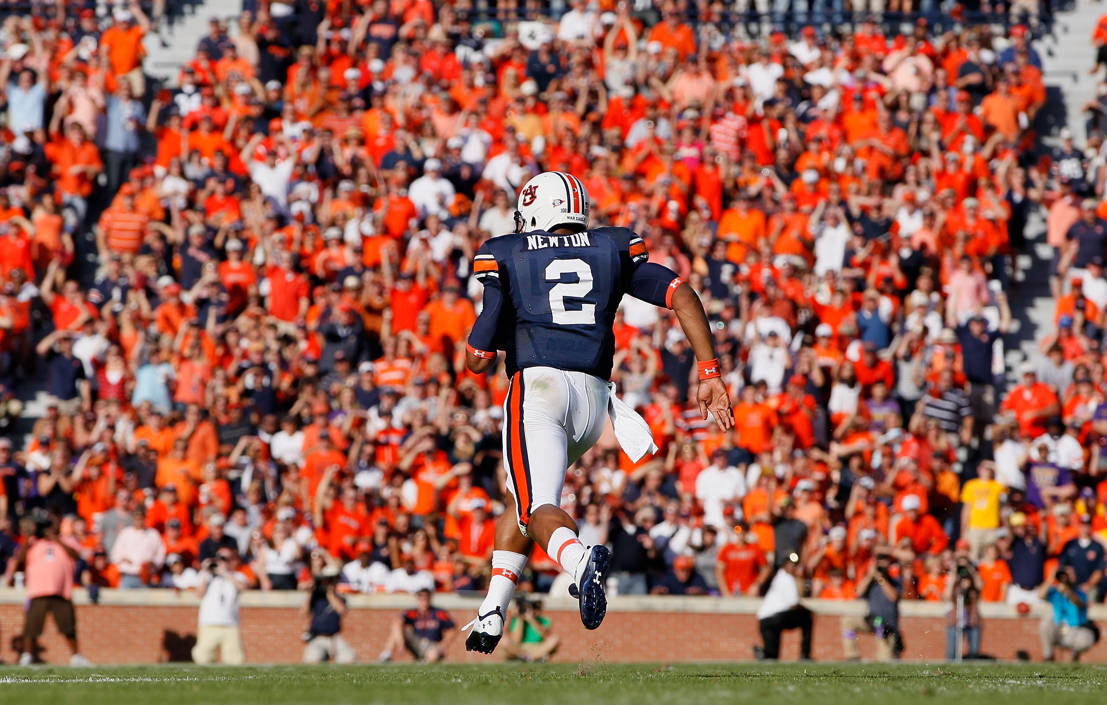 AUBURN, AL - OCTOBER 23:  Quarterback Cameron Newton #2 of the Auburn Tigers rushes upfield against the LSU Tigers at Jordan-Hare Stadium on October 23, 2010 in Auburn, Alabama.  (Photo by Kevin C. Cox/Getty Images)