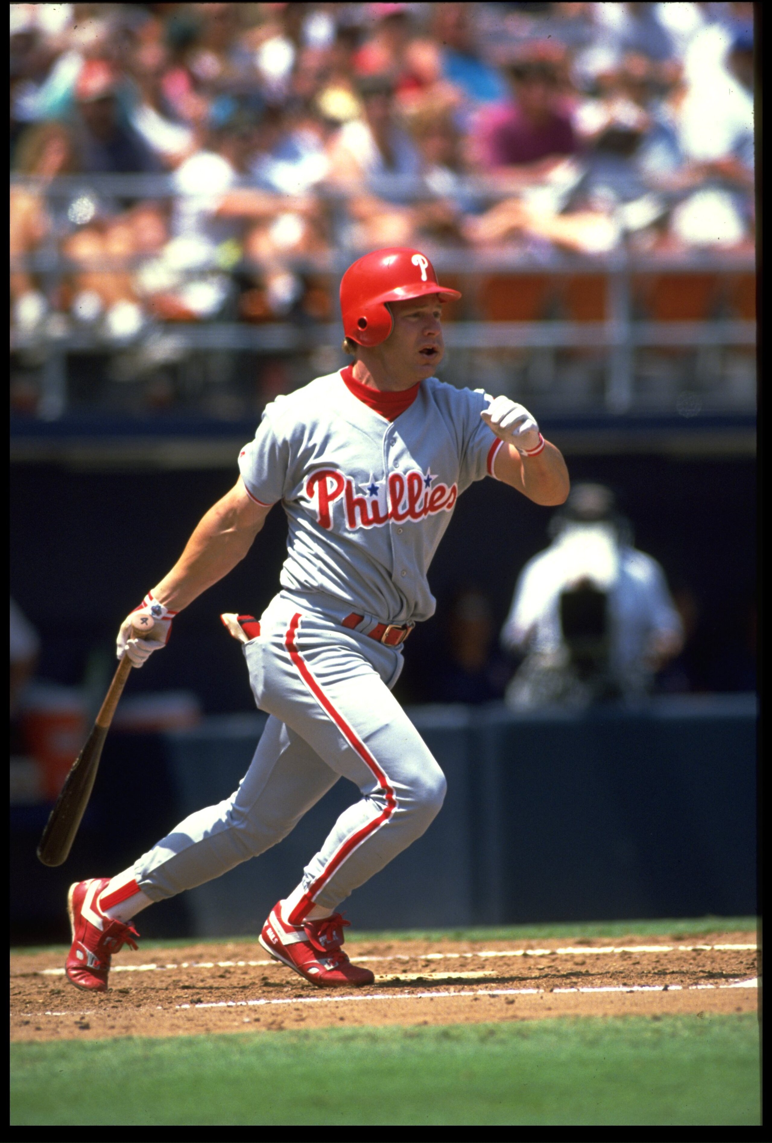 29 APR 1993:  PHILADELPHIA PHILLIES OUTFIELDER LENNY DYKSTRA MAKES CONTACT WITH A PITCH DURING THE PHILLIES VERSUS SAN DIEGO PADRES GAME AT JACK MURPHY STADIUM IN SAN DIEGO, CALIFORNIA.  MANDATORY CREDIT:  STEPHEN DUNN/ALLSPORT