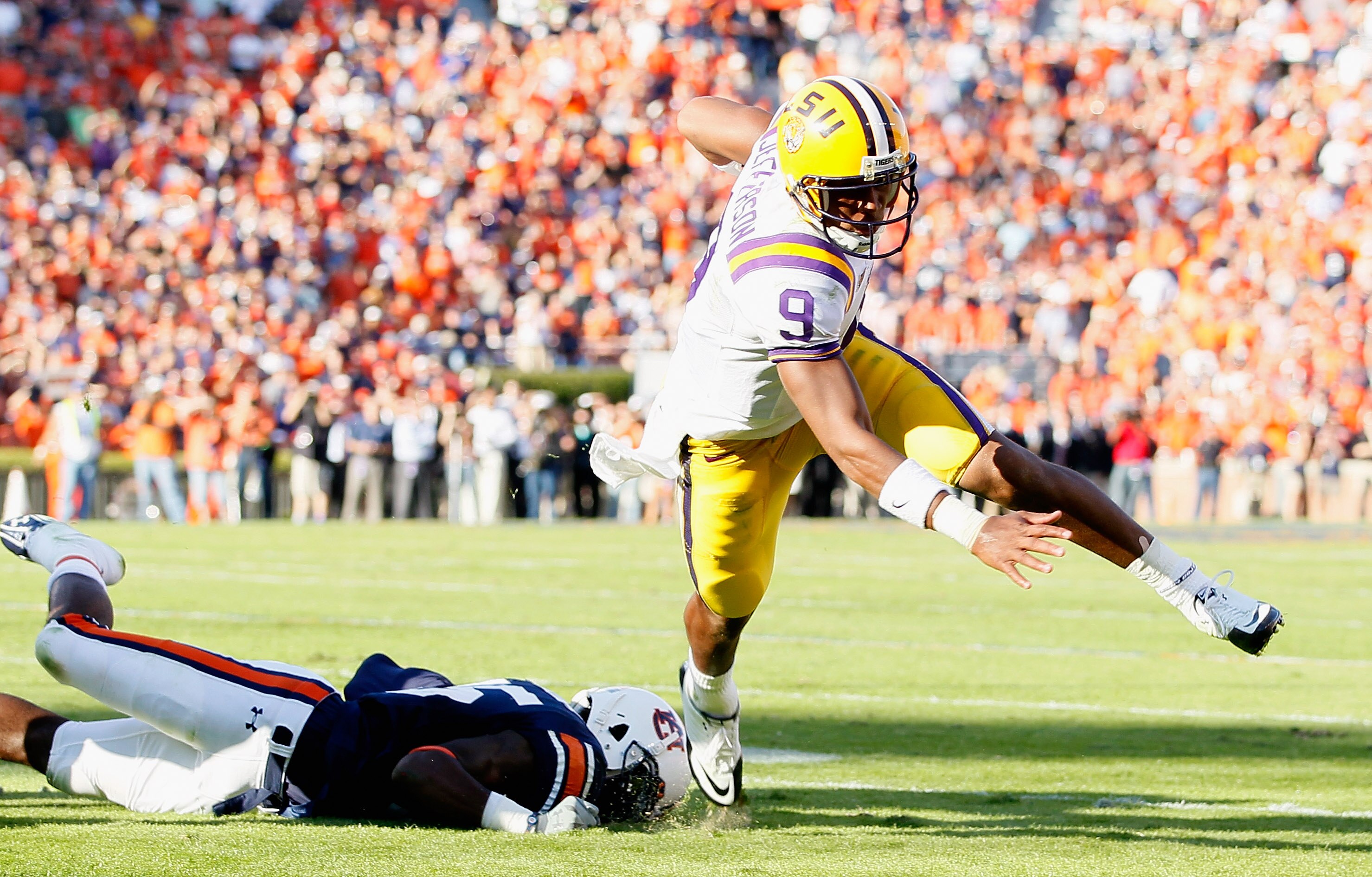 AUBURN, AL - OCTOBER 23:  Quarterback Jordan Jefferson #9 of the LSU Tigers breaks a tackle by Neiko Thorpe #15 of the Auburn Tigers at Jordan-Hare Stadium on October 23, 2010 in Auburn, Alabama.  (Photo by Kevin C. Cox/Getty Images)