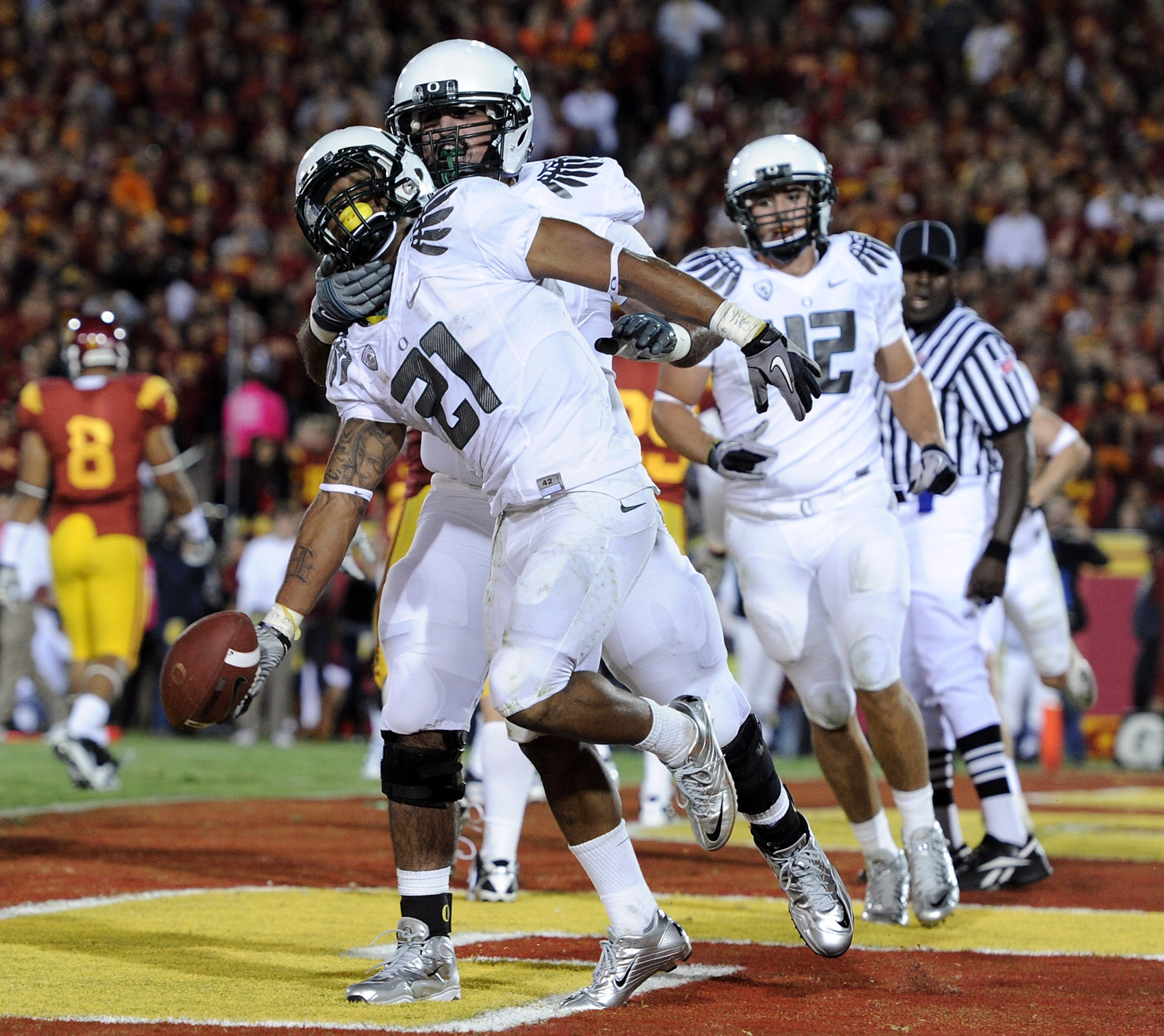 LOS ANGELES, CA - OCTOBER 30:  LaMichael James #21 of the Oregon Ducks celebrates his touchdown with Ramsen Golpashin #70 for a 43-32 lead over the USC Trojans during the fourth quarter at Los Angeles Memorial Coliseum on October 30, 2010 in Los Angeles,