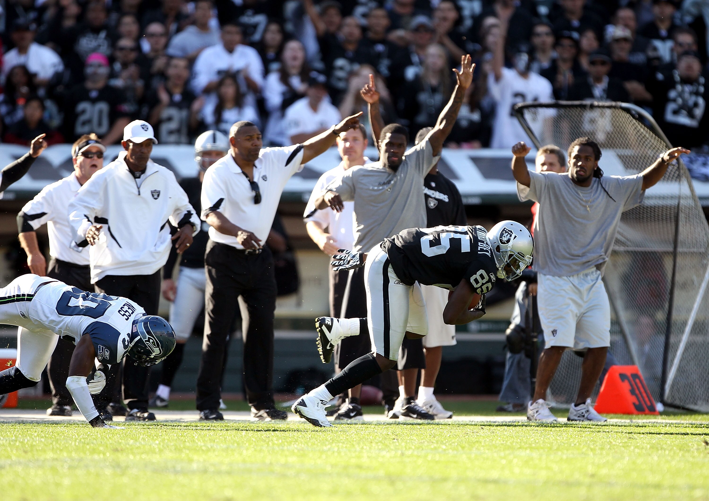 OAKLAND, CA - OCTOBER 31:  Darrius Heyward-Bey #85 of the Oakland Raiders breaks away from Nate Ness #30 of the Seattle Seahawks on his way to score a touchdown at Oakland-Alameda County Coliseum on October 31, 2010 in Oakland, California.  (Photo by Ezra