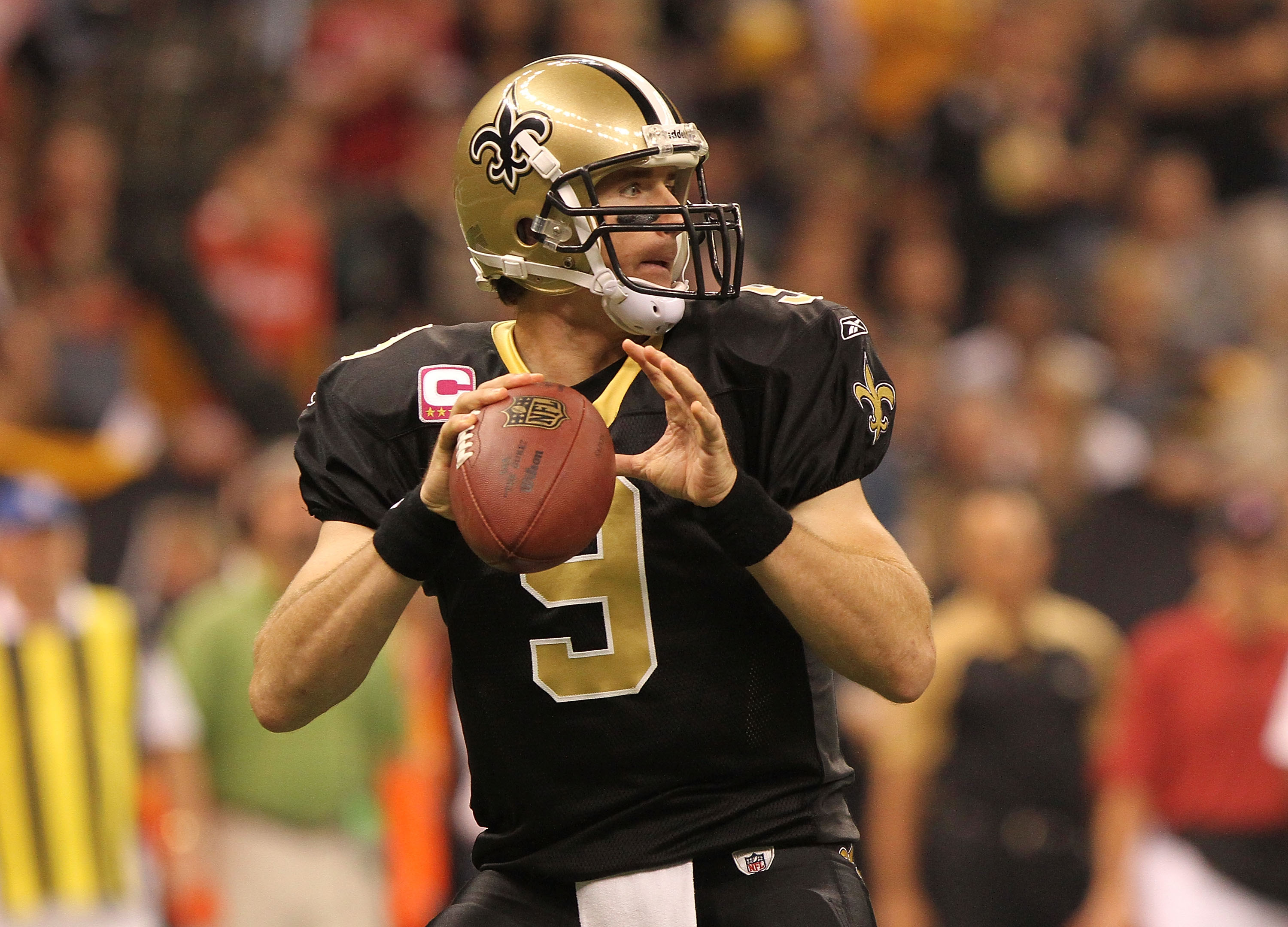NEW ORLEANS - OCTOBER 31: Drew Brees #9 of the New Orleans Saints looks for a receiver during the game against the Pittsburgh Steelers at the Louisiana Superdome on October 31, 2010 in New Orleans, Louisiana. (Photo by Matthew Sharpe/Getty Images)