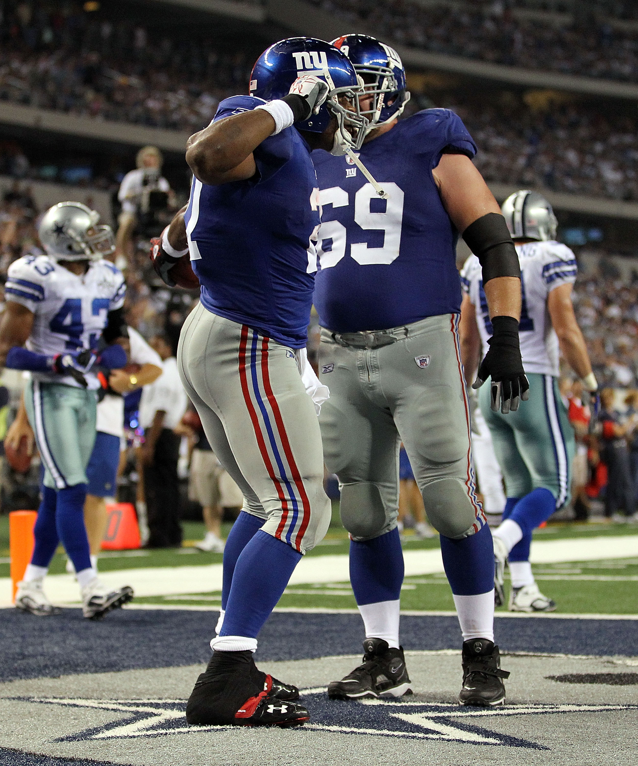 ARLINGTON, TX - OCTOBER 25:  Running back Brandon Jacobs #27 of the New York Giants celebrates a touchdown with Rich Seubert #69 against the Dallas Cowboys at Cowboys Stadium on October 25, 2010 in Arlington, Texas.  (Photo by Ronald Martinez/Getty Images