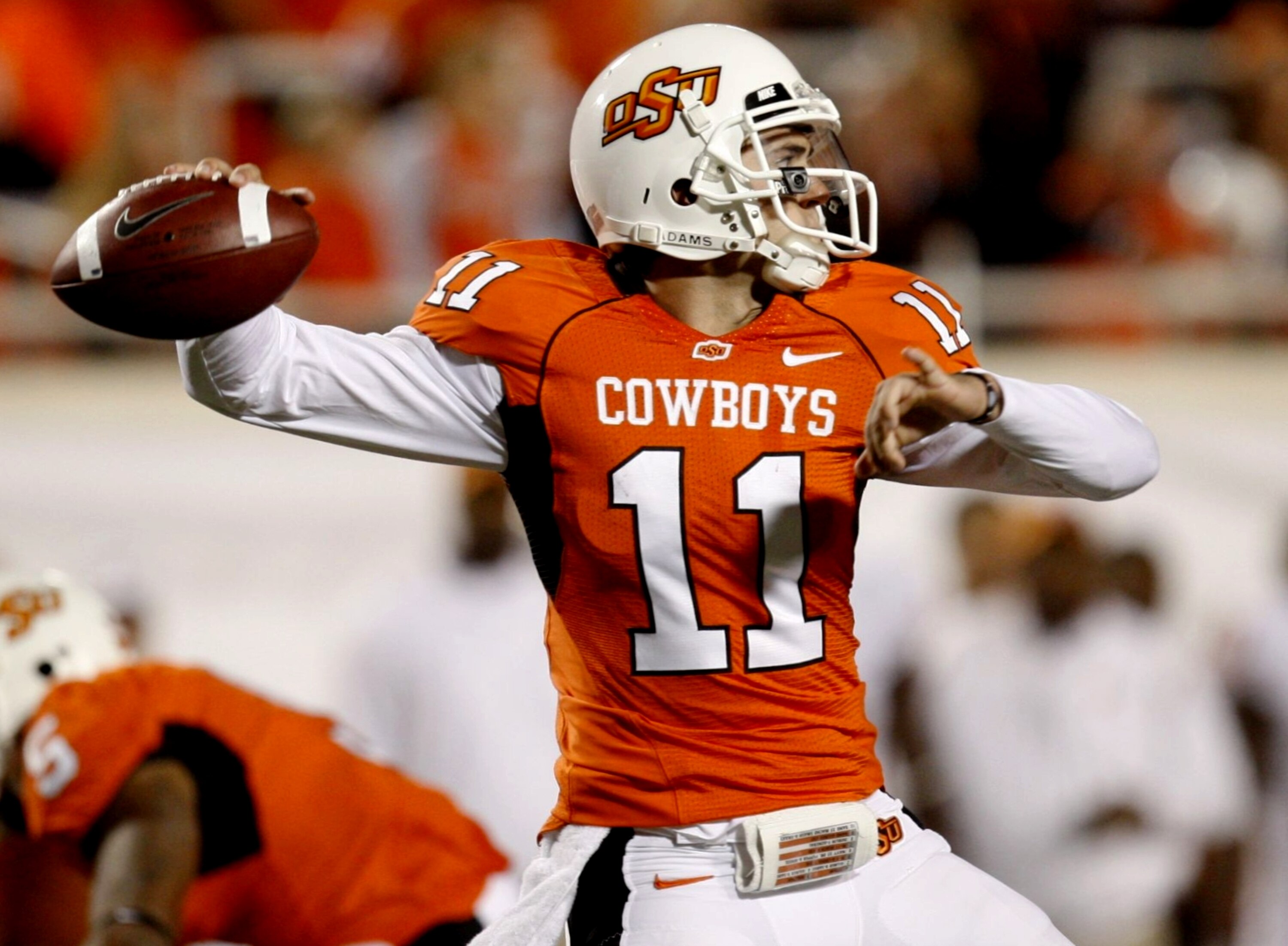STILLWATER, OK - OCTOBER 31:  Quarterback Zac Robinson #11 of the Oklahoma State Cowboys looks to the ball in the second quarter against the Texas Longhorns at Boone Pickens Stadium on October 31, 2009 in Stillwater, Oklahoma.  (Photo by Ronald Martinez/G