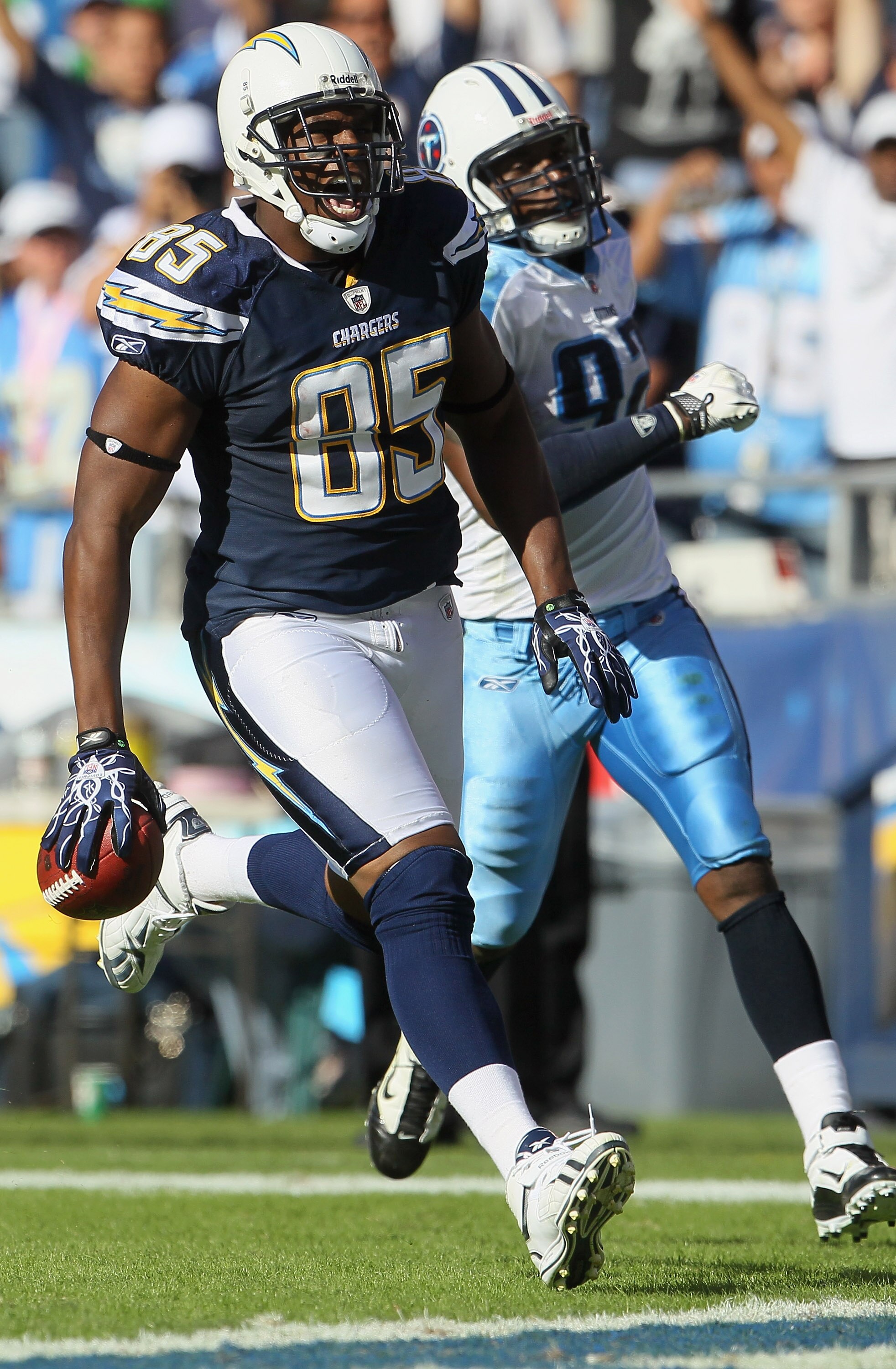 SAN DIEGO - OCTOBER 31:  Tight end Antonio Gates #85 of the San Diego Chargers outruns line backer Will Witherspoon #92 of the Tennessee Titans for a touchdown in the third quarter at Qualcomm Stadium on October 31, 2010 in San Diego, California. The Char
