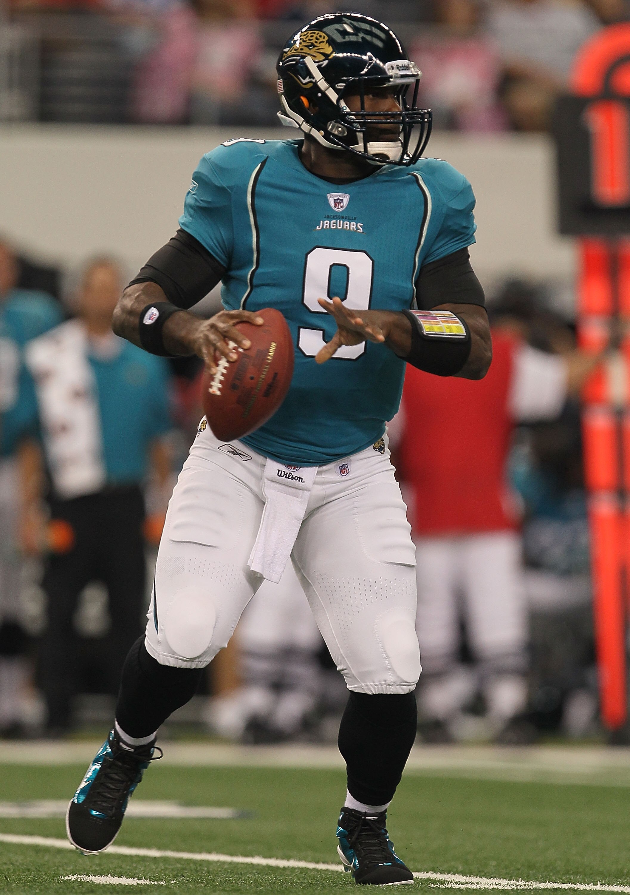 ARLINGTON, TX - OCTOBER 31:  Quarterback David Garrard #9 of the Jacksonville Jaguars throws a pass against the Dallas Cowboys at Cowboys Stadium on October 31, 2010 in Arlington, Texas.  (Photo by Stephen Dunn/Getty Images)