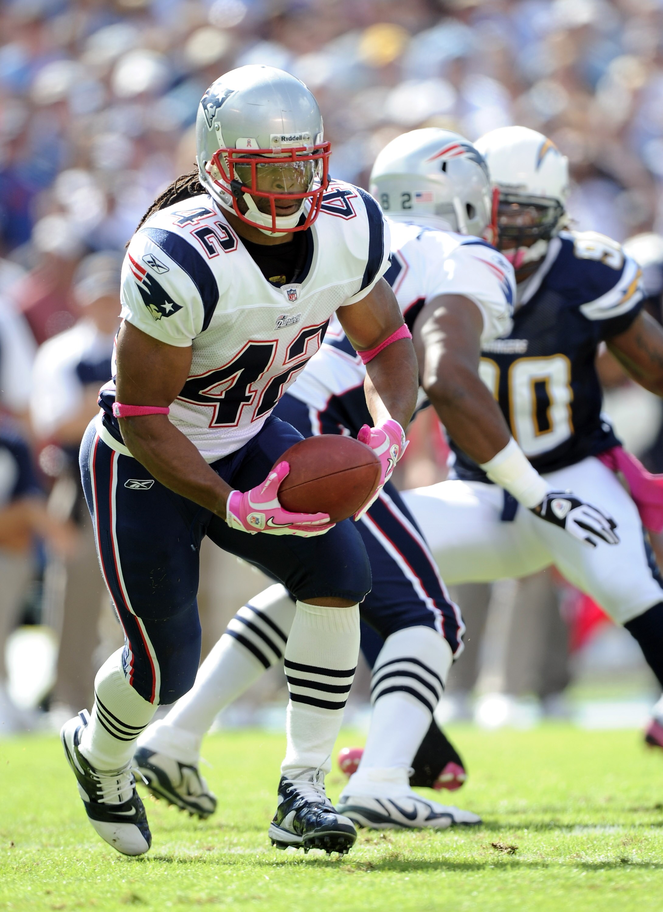 SAN DIEGO - OCTOBER 24:  BenJarvus Green-Ellis of the New England Patriots takes a handoff against the San Diego Chargers during the first quarter at Qualcomm Stadium on October 24, 2010 in San Diego, California.  (Photo by Harry How/Getty Images)