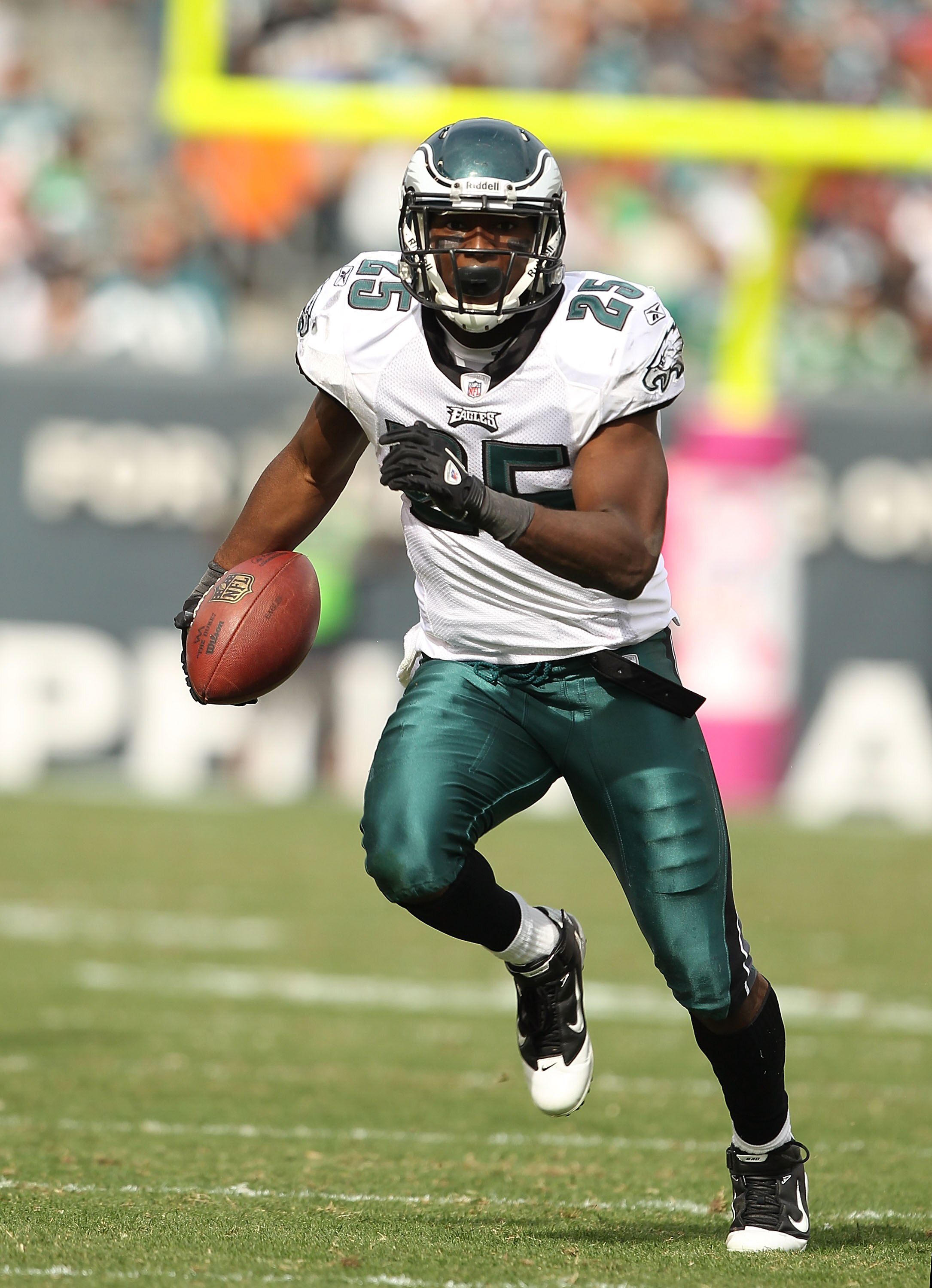 PHILADELPHIA - OCTOBER 17:  LeSean McCoy #25 of the Philadelphia Eagles in action against the Atlanta Falcons during their game at Lincoln Financial Field on October 17, 2010 in Philadelphia, Pennsylvania.  (Photo by Al Bello/Getty Images)