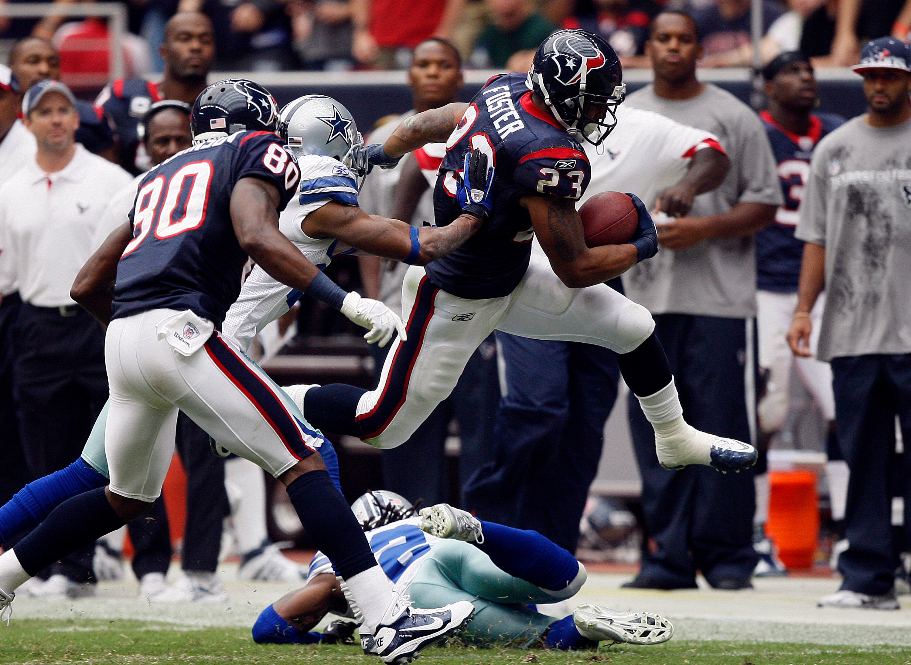 HOUSTON - SEPTEMBER 26:  Running back Arian Foster #23 of the Houston Texans rushes against the Dallas Cowboys in the second quarter at Reliant Stadium on September 26, 2010 in Houston, Texas.  (Photo by Bob Levey/Getty Images)