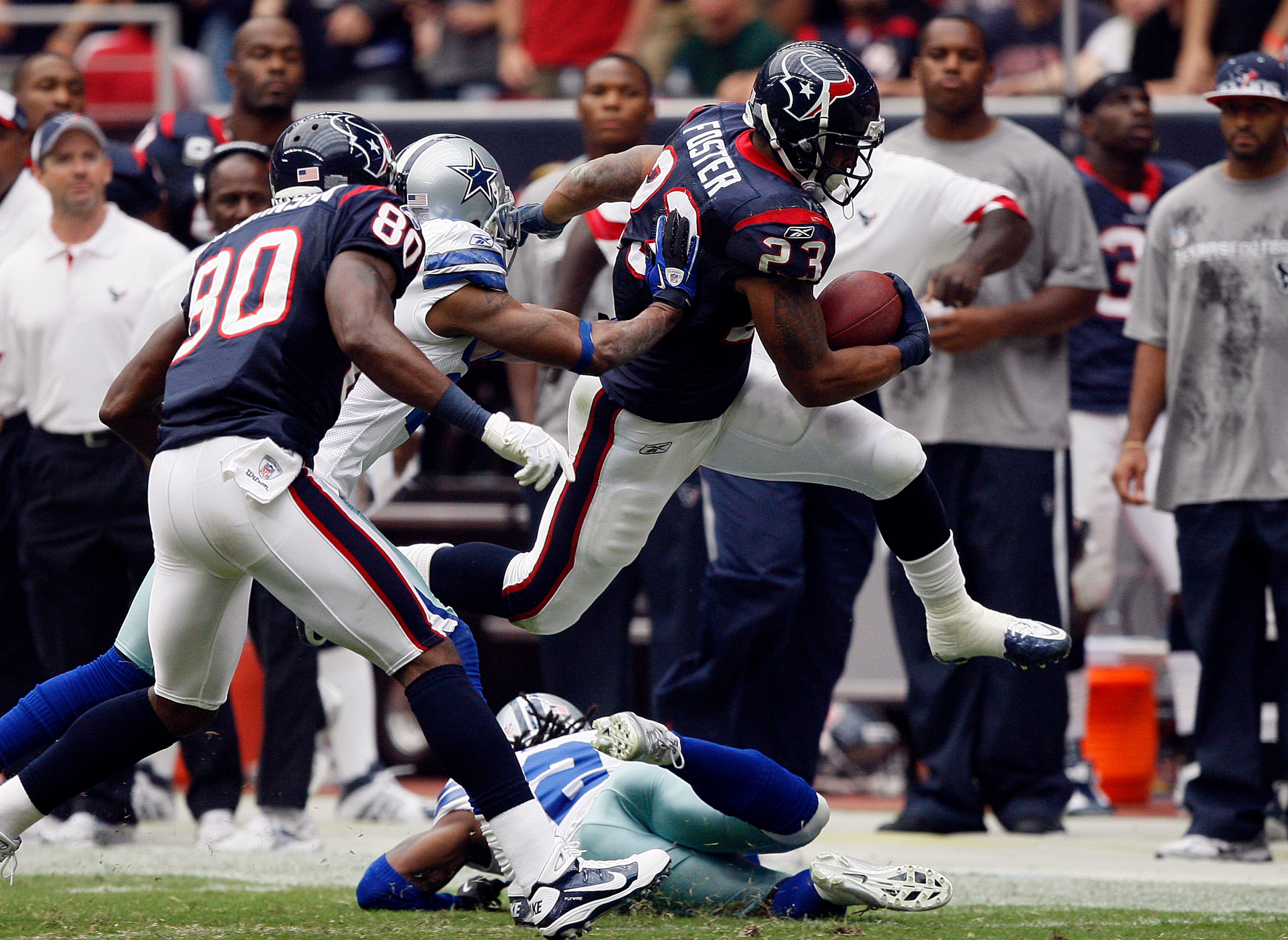 HOUSTON - SEPTEMBER 26:  Running back Arian Foster #23 of the Houston Texans rushes against the Dallas Cowboys in the second quarter at Reliant Stadium on September 26, 2010 in Houston, Texas.  (Photo by Bob Levey/Getty Images)