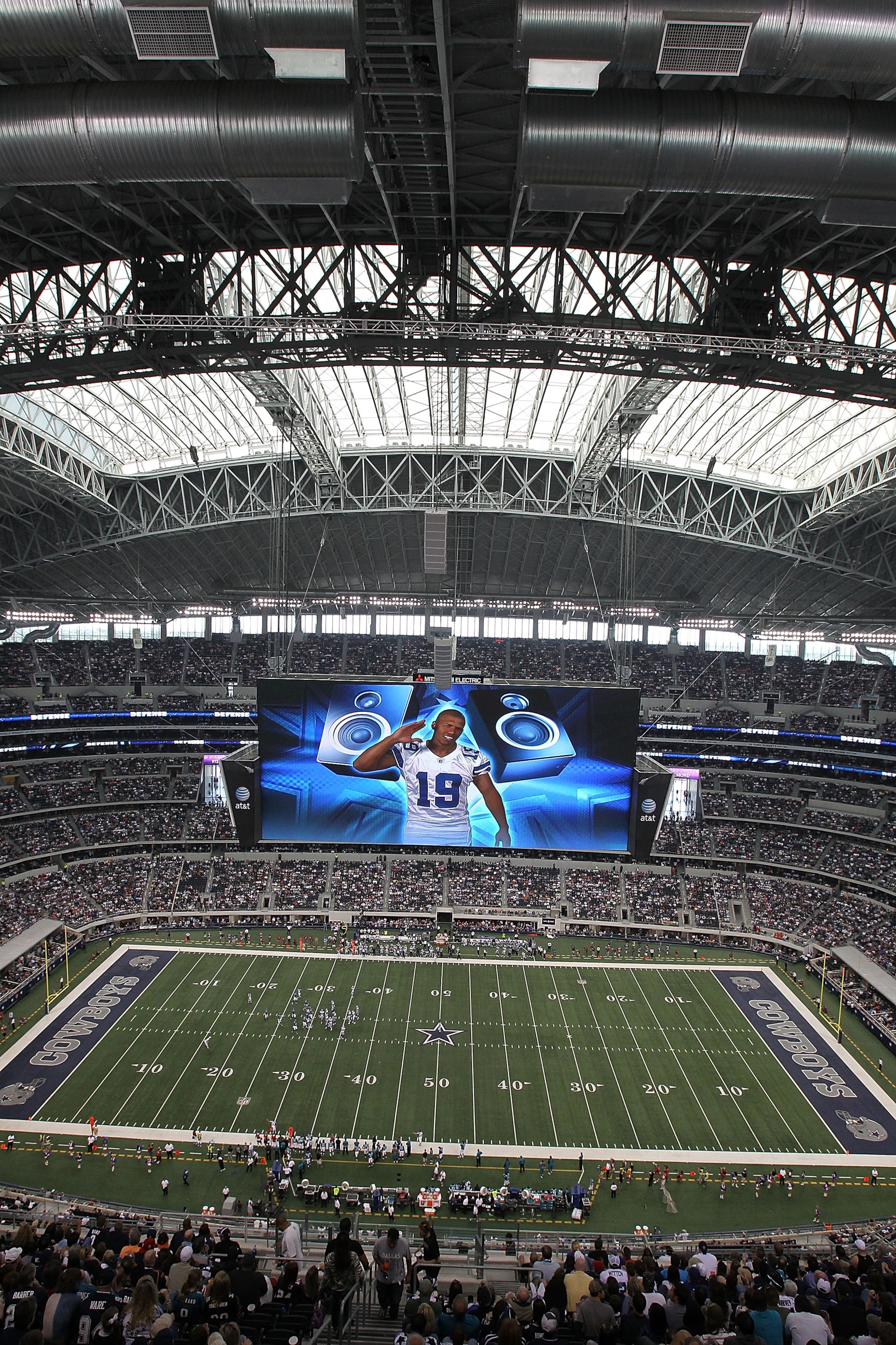 ARLINGTON, TX - OCTOBER 31:  A general view of play between the Jacksonville Jaguars and the Dallas Cowboys at Cowboys Stadium on October 31, 2010 in Arlington, Texas.  (Photo by Ronald Martinez/Getty Images)