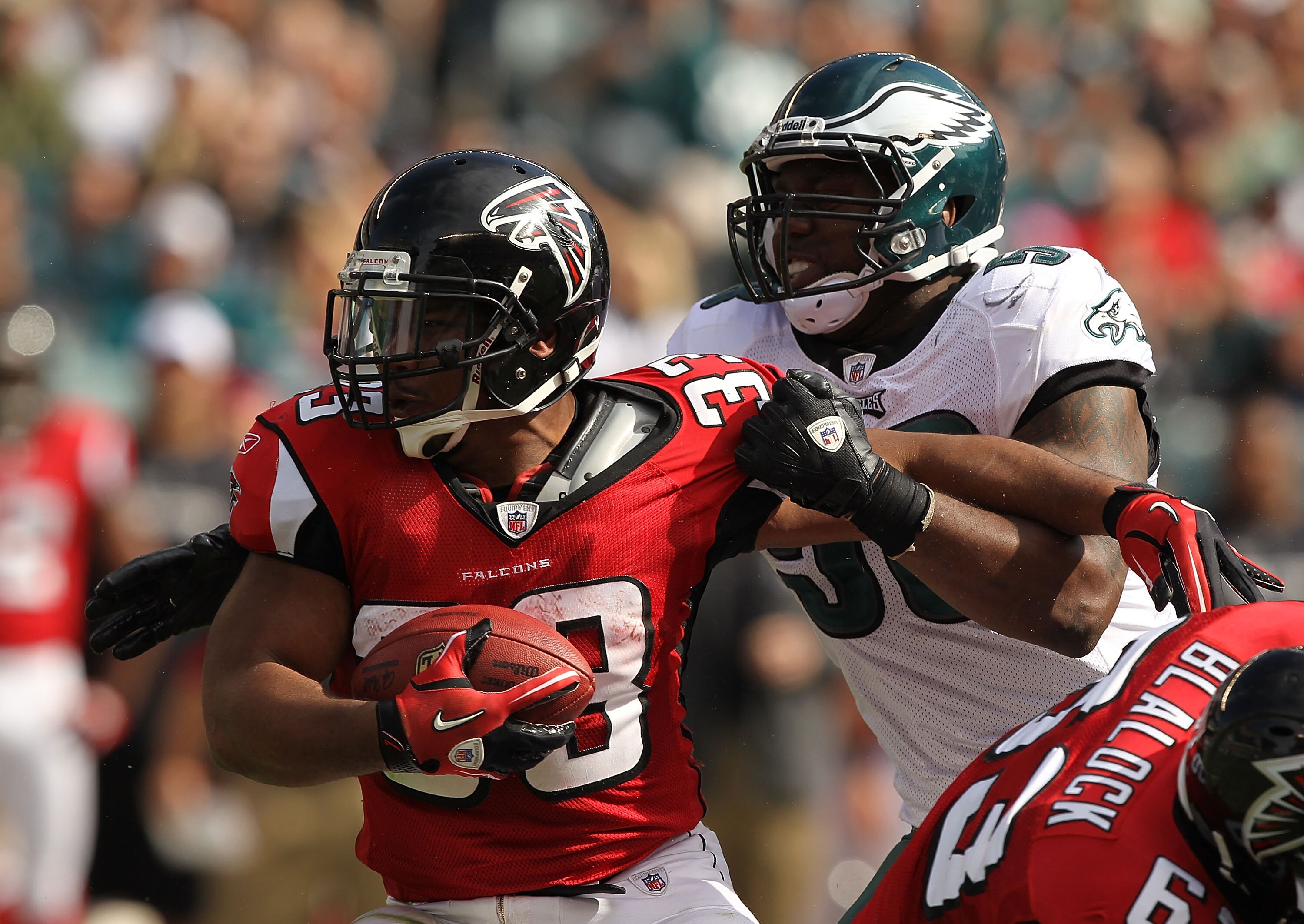 PHILADELPHIA - OCTOBER 17:  Michael Turner #33 of the Atlanta Falcons in action against  the Philadelphia Eaglesduring their game at Lincoln Financial Field on October 17, 2010 in Philadelphia, Pennsylvania.  (Photo by Al Bello/Getty Images)