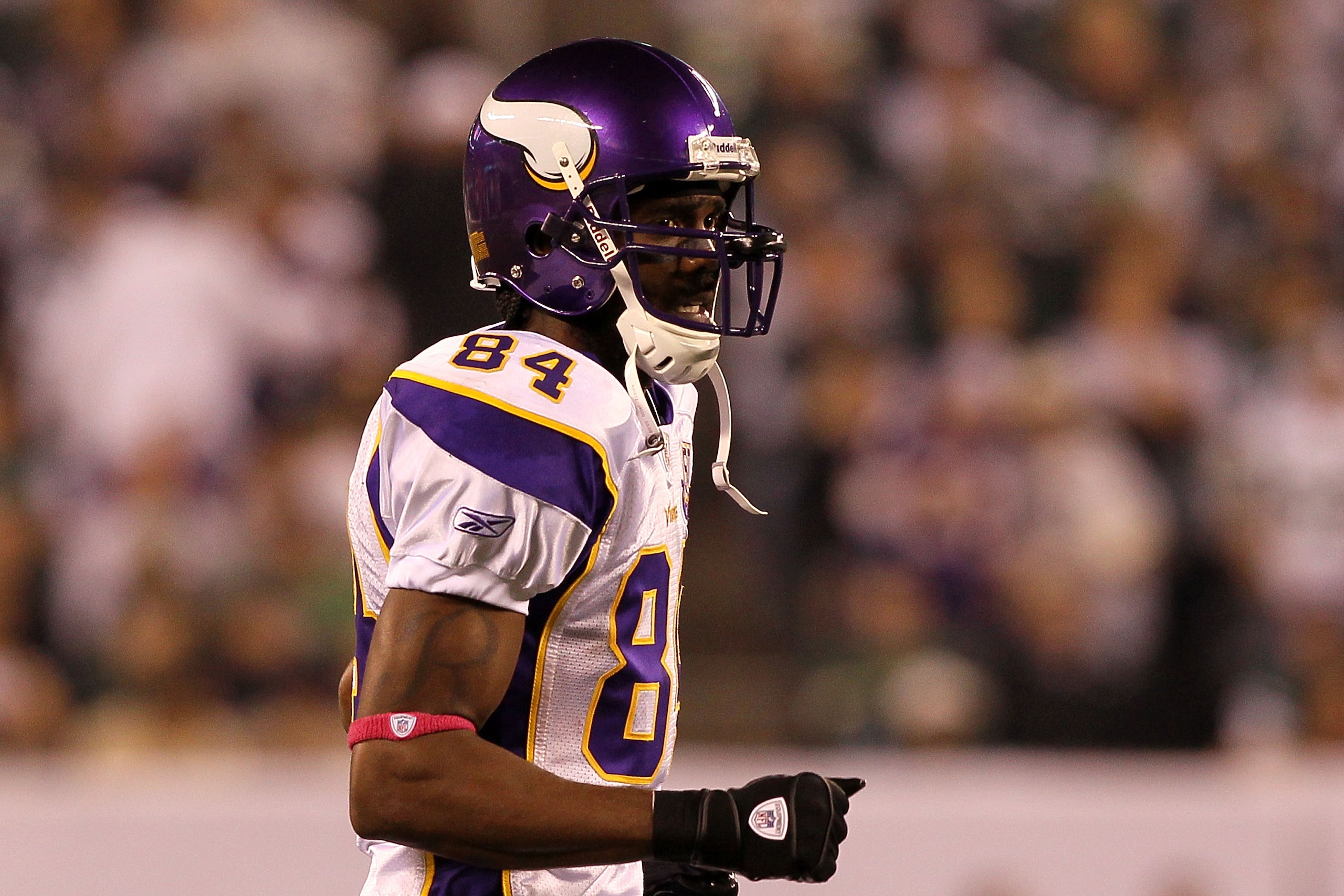 EAST RUTHERFORD, NJ - OCTOBER 11:  Randy Moss #84 of the Minnesota Vikings walks on the field in the second quarter against the New York Jets at New Meadowlands Stadium on October 11, 2010 in East Rutherford, New Jersey.  (Photo by Jim McIsaac/Getty Image