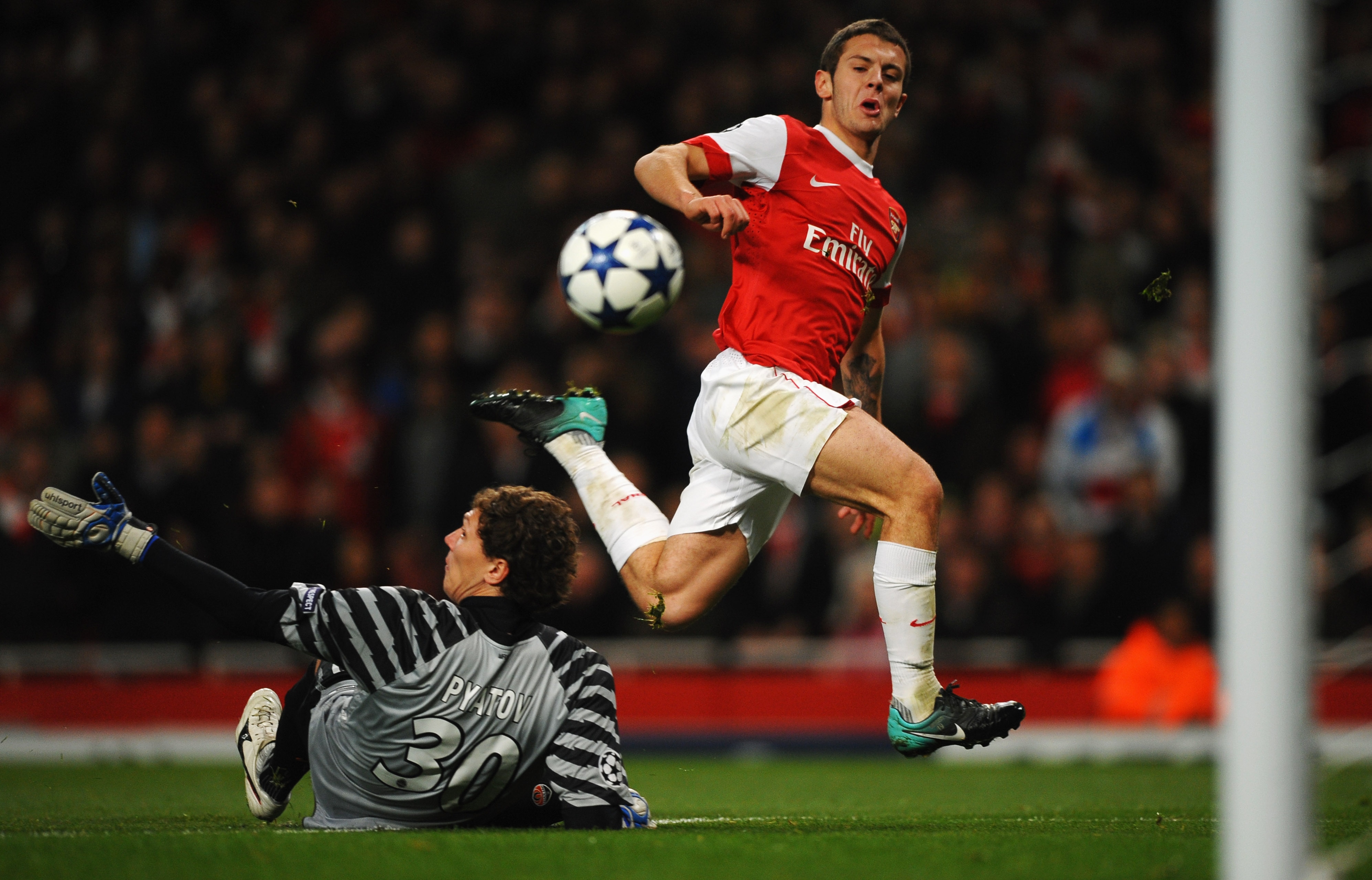 LONDON, ENGLAND - OCTOBER 19:  Jack Wilshere of Arsenal shoots past Andriy Pyatov of Shakhtar Donetsk to score their fourth goal during the UEFA Champions League Group H match between Arsenal and FC Shakhtar Donetsk at the Emirates Stadium on October 19,