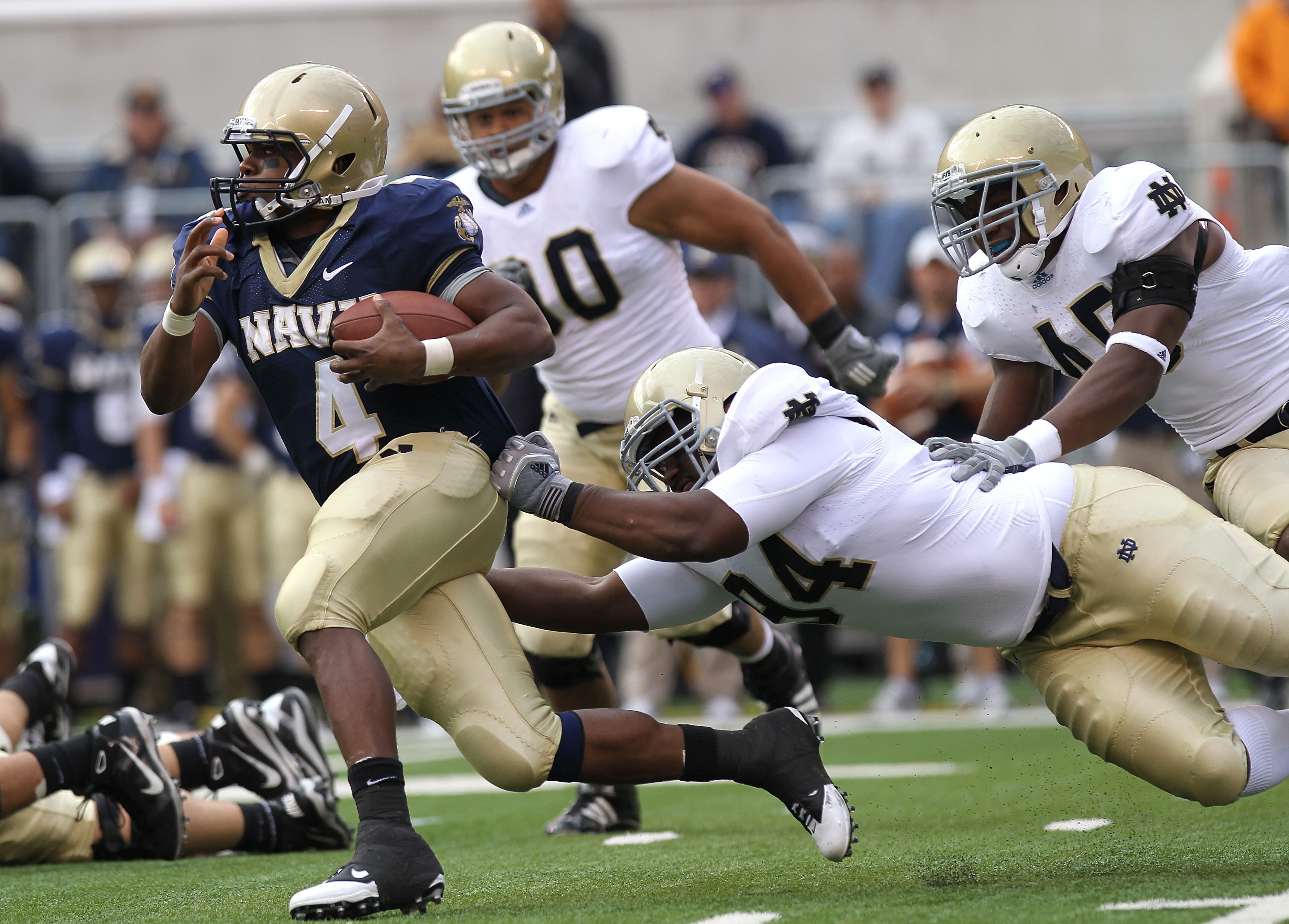 EAST RUTHERFORD, NJ - OCTOBER 23: Ricky Dobbs #4 of the Navy Midshipman rushes against the Notre Dame Fighting Irish at New Meadowlands Stadium on October 23, 2010 in East Rutherford, New Jersey.  (Photo by Nick Laham/Getty Images)