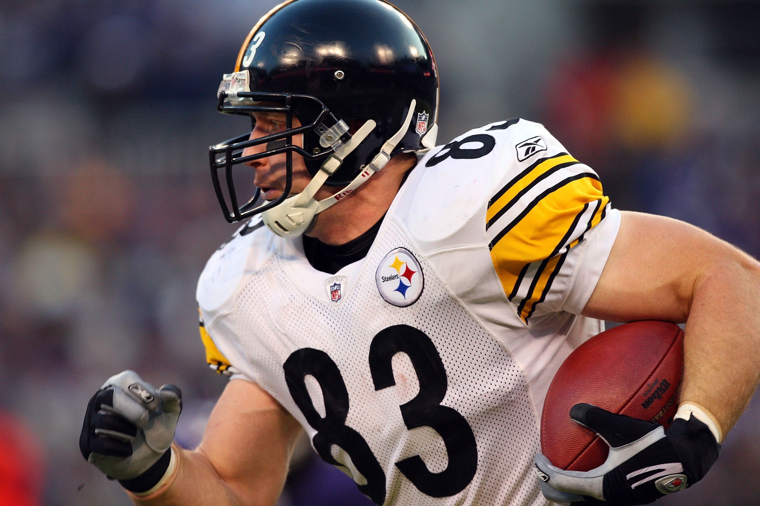 BALTIMORE - DECEMBER 14:  Heath Miller #83 of the Pittsburgh Steelers runs the ball after a reception against the Baltimore Ravens on December 14, 2008 at M&T Bank Stadium in Baltimore, Maryland. The Steelers defeated the Ravens 13-9.  (Photo by Jim McIsa