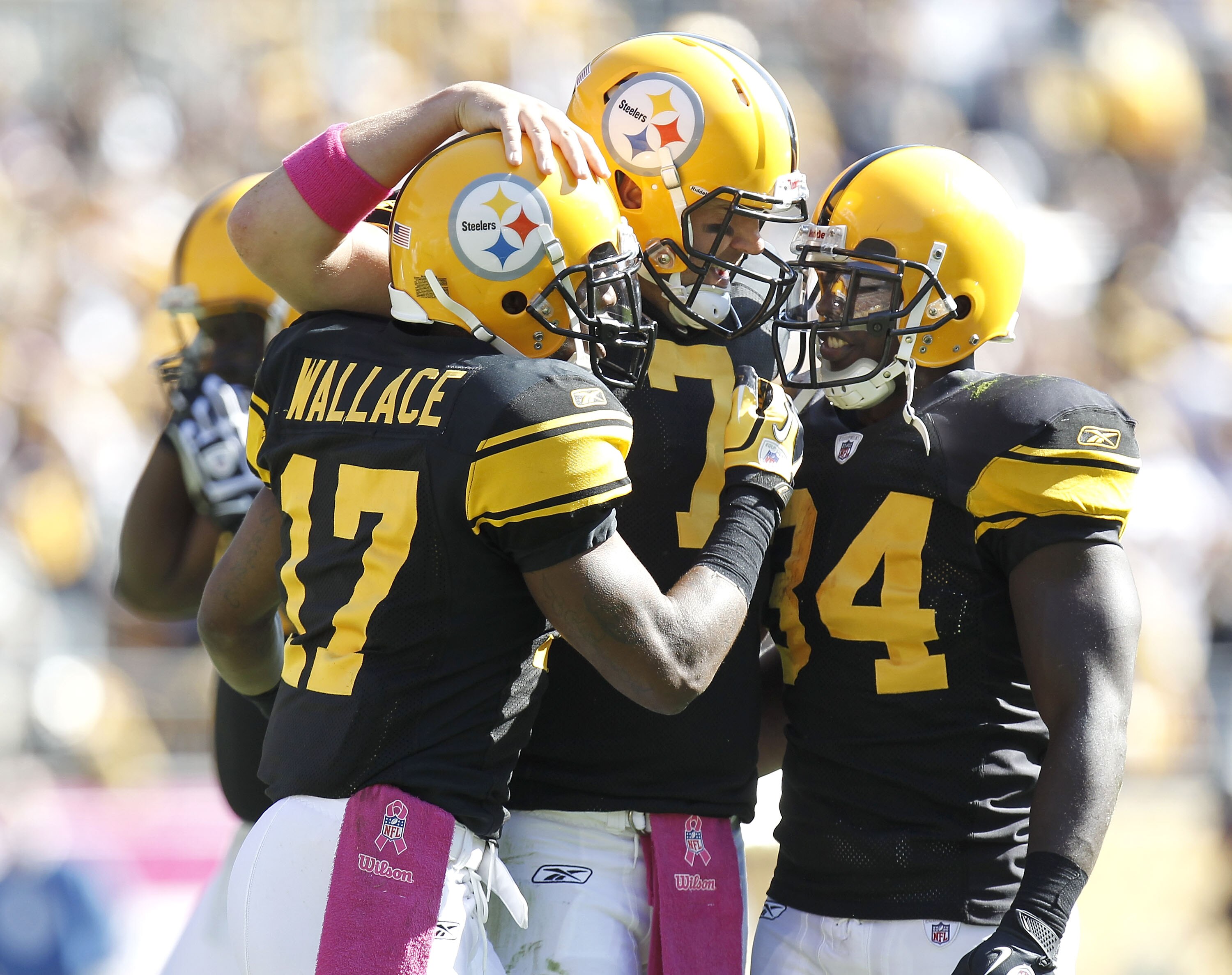 PITTSBURGH - OCTOBER 17:  Ben Roethlisberger #7 of the Pittsburgh Steelers celebrates a second quarter touchdown pass with Mike Wallace and Rashard Mendenhall while playing the Cleveland Browns on October 17, 2010 at Heinz Field in Pittsburgh, Pennsylvani