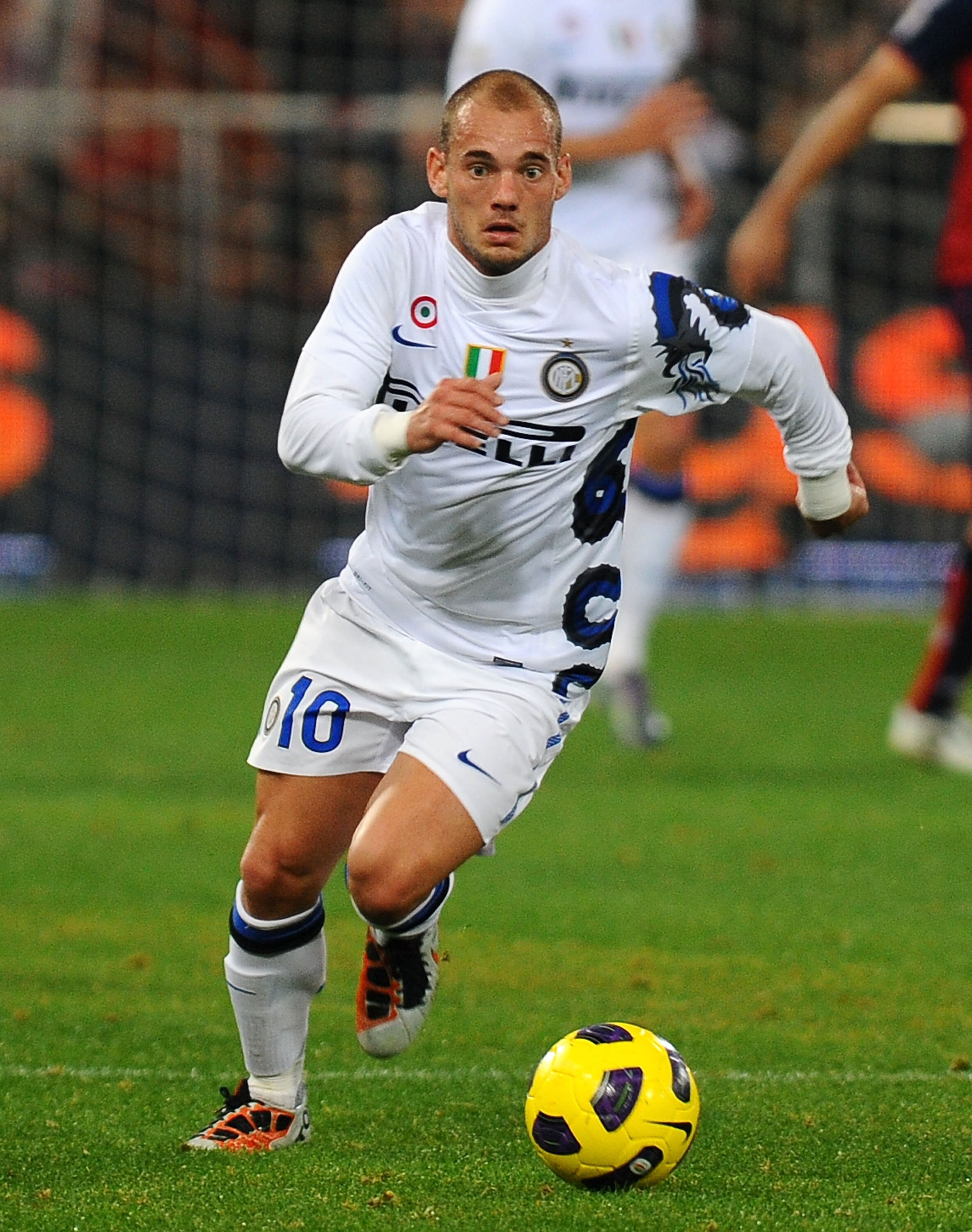 GENOA, ITALY - OCTOBER 29: Wesley Sneijder of FC Internazionale Milano runs with the ball during the Serie A match between Genoa CFC and FC Inter Milan at Stadio Luigi Ferraris on October 29, 2010 in Genoa, Italy. (Photo by Massimo Cebrelli/Getty Images)