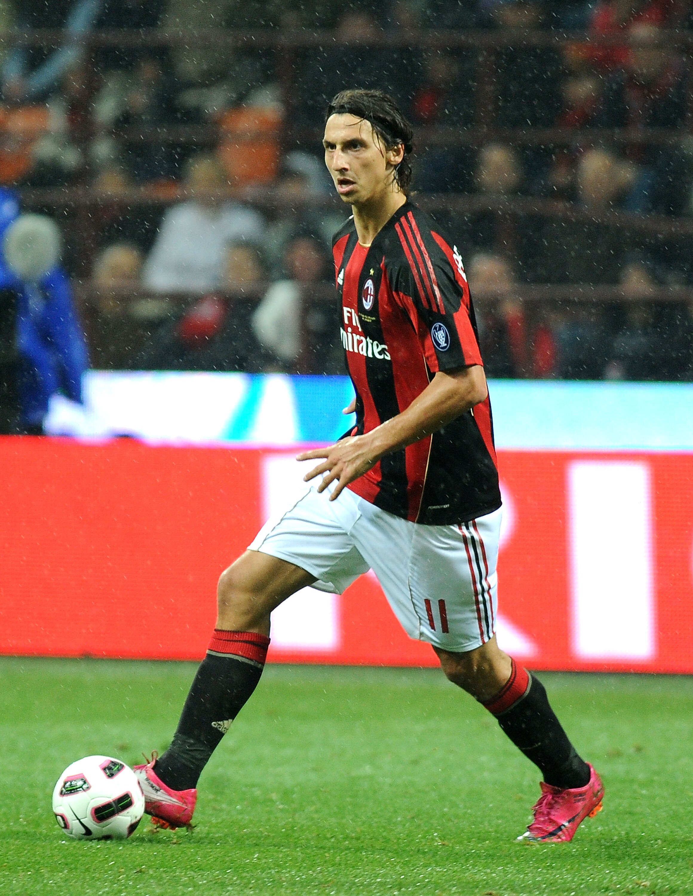 MILAN, ITALY - OCTOBER 16:  Zlatan Ibrahimovic of AC Milan in action during the Serie A match between AC Milan and AC Chievo Verona at Stadio Giuseppe Meazza on October 16, 2010 in Milan, Italy. (Photo by Massimo Cebrelli/Getty Images)