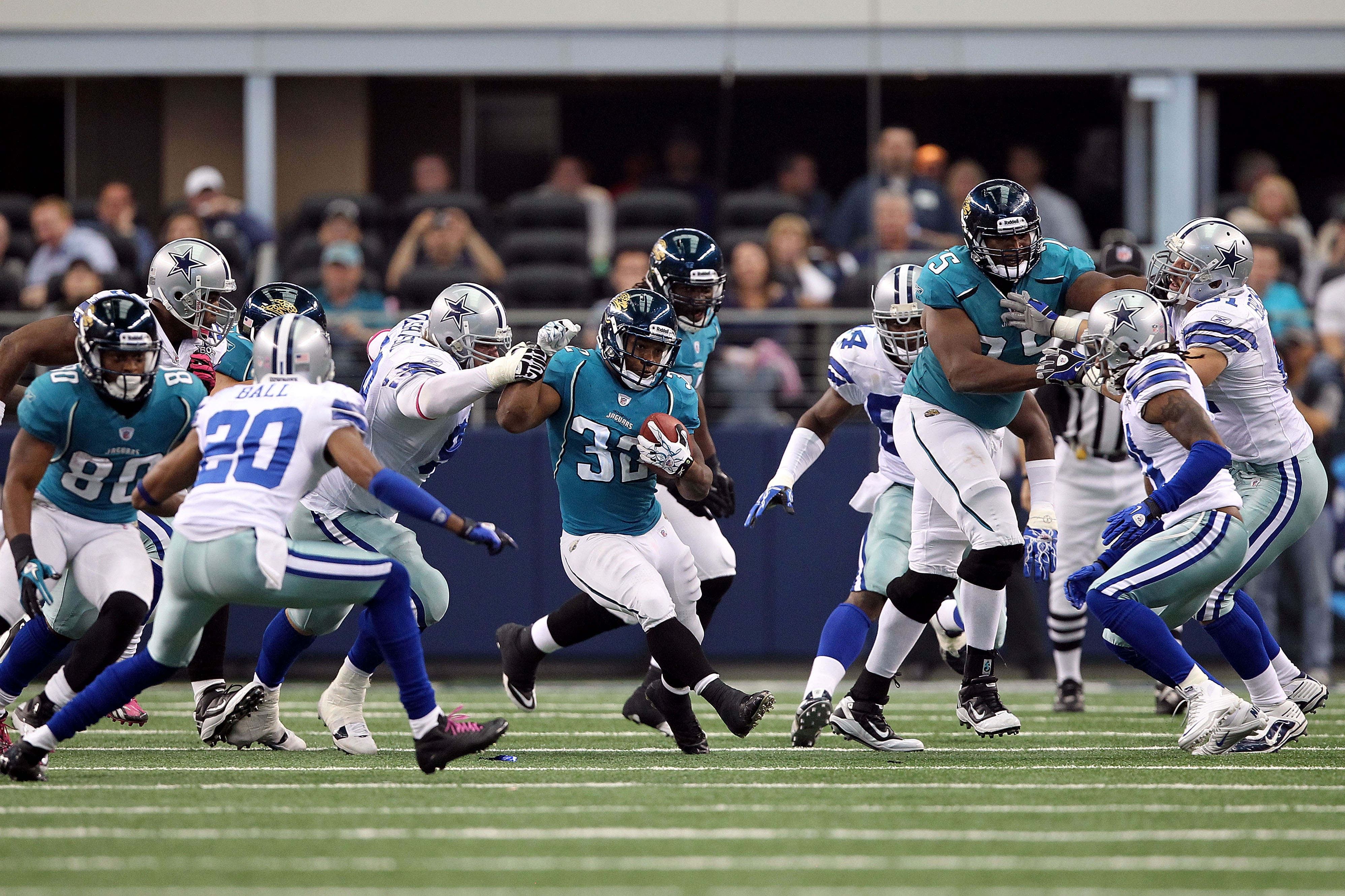 ARLINGTON, TX - OCTOBER 31:  Maurice Jones-Drew #32 of  the Jacksonville Jaguars runs the ball in the first half against the Dallas Cowboys at Cowboys Stadium on October 31, 2010 in Arlington, Texas.  (Photo by Chris Chambers/Getty Images)