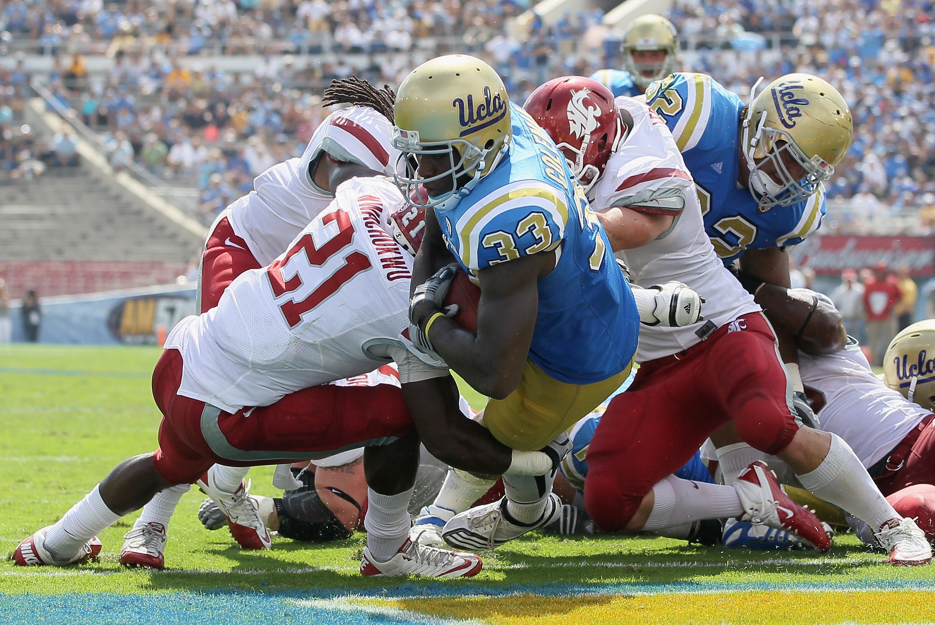 PASADENA, CA - OCTOBER 02:  Derrick Coleman #33 of the UCLA Bruins scores a touchdown against the Washington State Cougars during the second quarter at the Rose Bowl on October 2, 2010 in Pasadena, California.  (Photo by Jeff Gross/Getty Images)