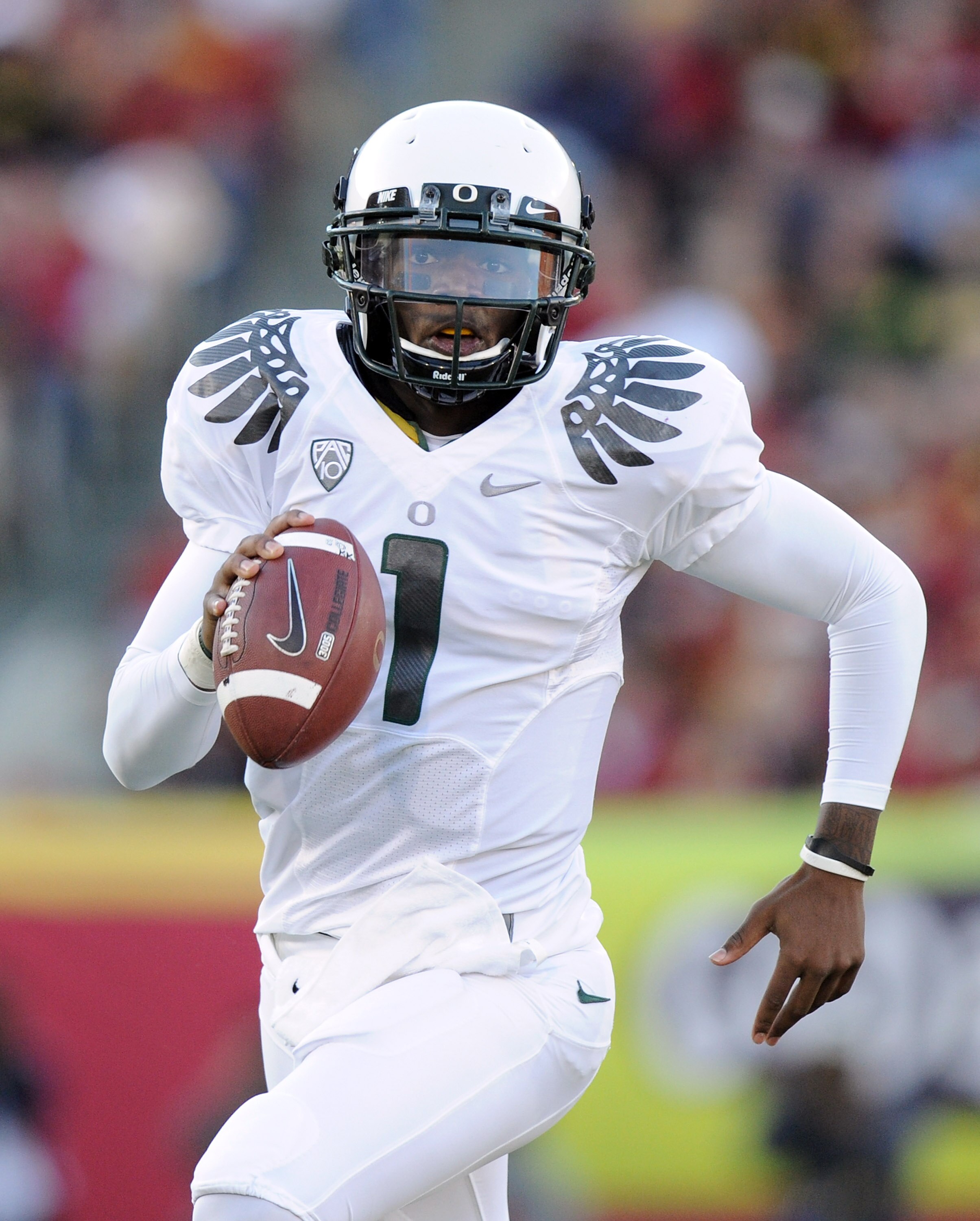 LOS ANGELES, CA - OCTOBER 30:  Darron Thomas #1 of the Oregon Ducks runs from the pocket against the USC Trojans during the first quarter at Los Angeles Memorial Coliseum on October 30, 2010 in Los Angeles, California.  (Photo by Harry How/Getty Images)