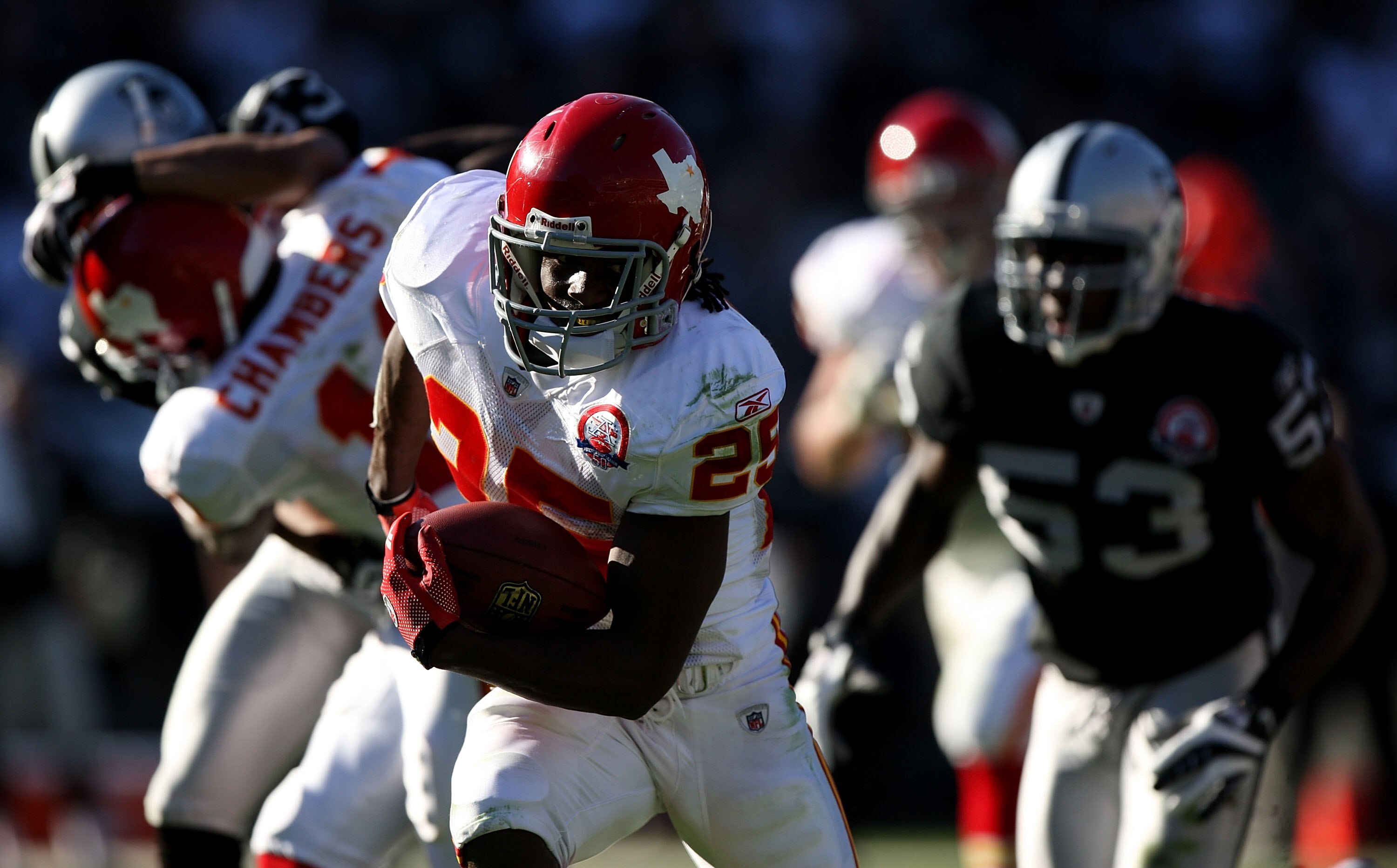 OAKLAND, CA - NOVEMBER 15:  Jamaal Charles #25 of the Kansas City Chiefs runs against the Oakland Raiders during an NFL game  at Oakland-Alameda County Coliseum on November 15, 2009 in Oakland, California.  (Photo by Jed Jacobsohn/Getty Images)