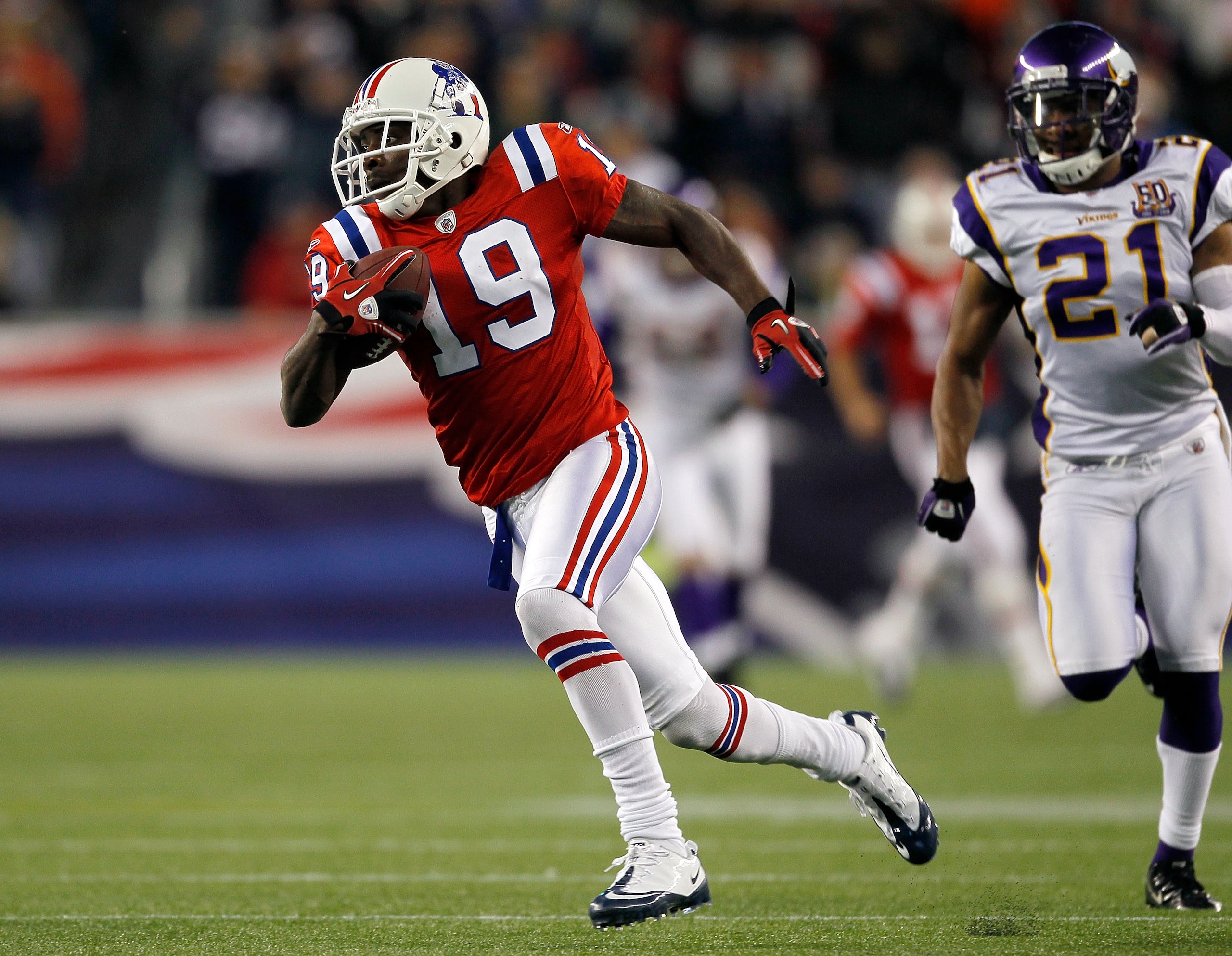 FOXBORO, MA - OCTOBER 31:  Brandon Tate #19 of the New England Patriots runs by Asher Allen #21 of the Minnesota Vikings into the end zone for a touchdown in the third quarter at Gillette Stadium on October 31, 2010 in Foxboro, Massachusetts. (Photo by Ji