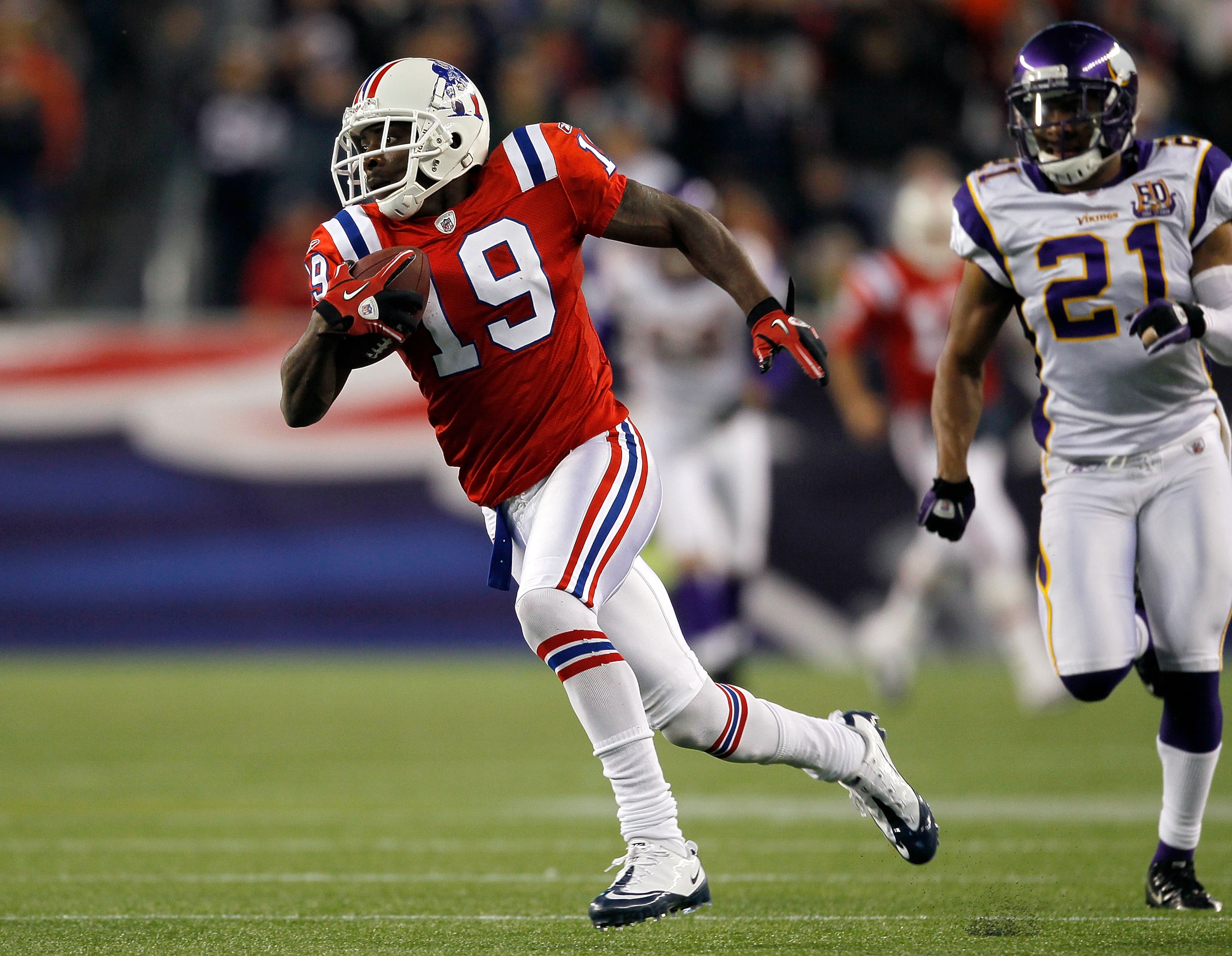 FOXBORO, MA - OCTOBER 31:  Brandon Tate #19 of the New England Patriots runs by Asher Allen #21 of the Minnesota Vikings into the end zone for a touchdown in the third quarter at Gillette Stadium on October 31, 2010 in Foxboro, Massachusetts. (Photo by Ji
