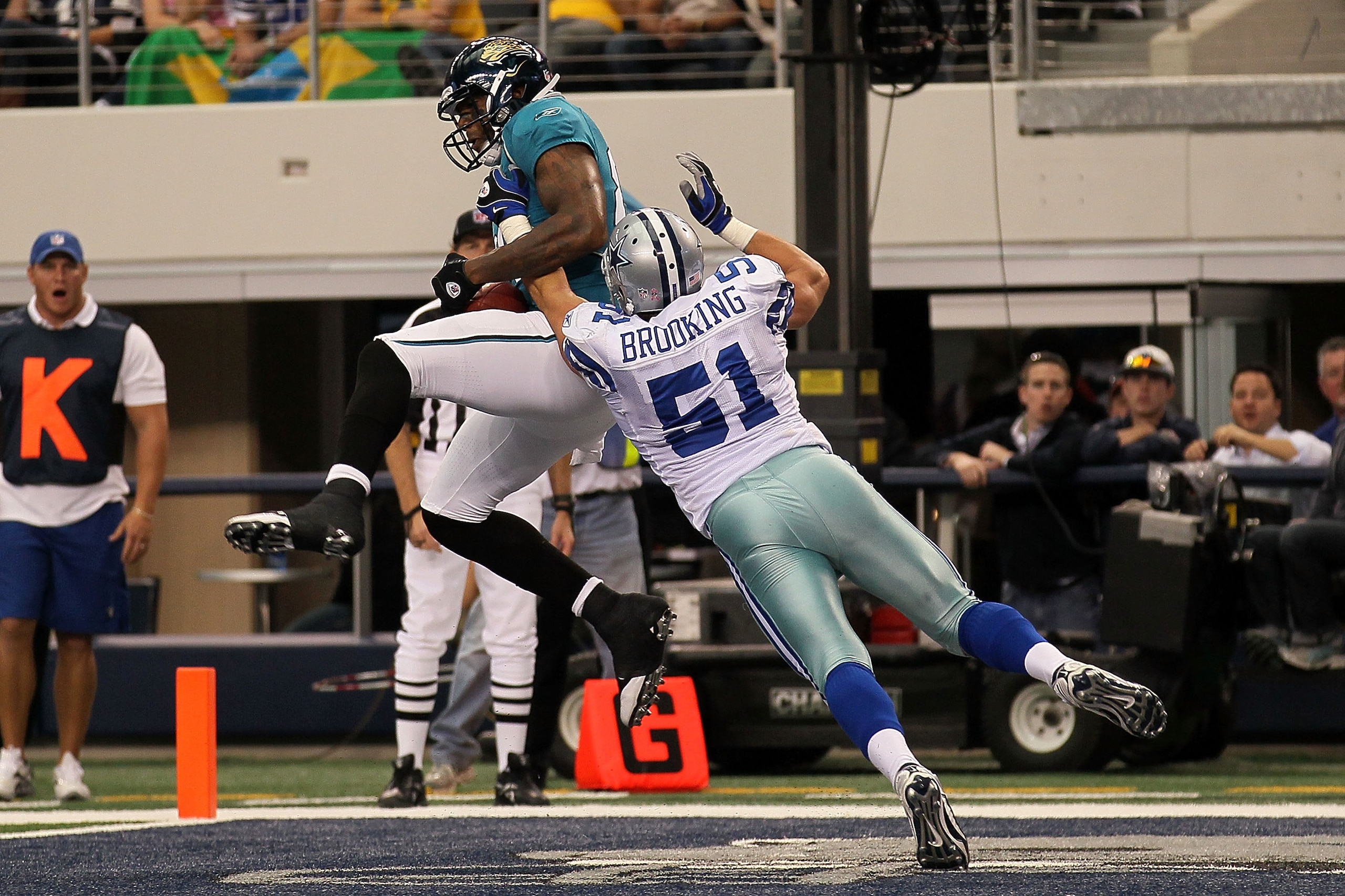 ARLINGTON, TX - OCTOBER 31:  Mercedes Lewis #89 of the Jacksonville Jaguars catches a 9-yard touchdown reception in the third quarter against Keith Brooking #51 of the Dallas Cowboys at Cowboys Stadium on October 31, 2010 in Arlington, Texas.  (Photo by S