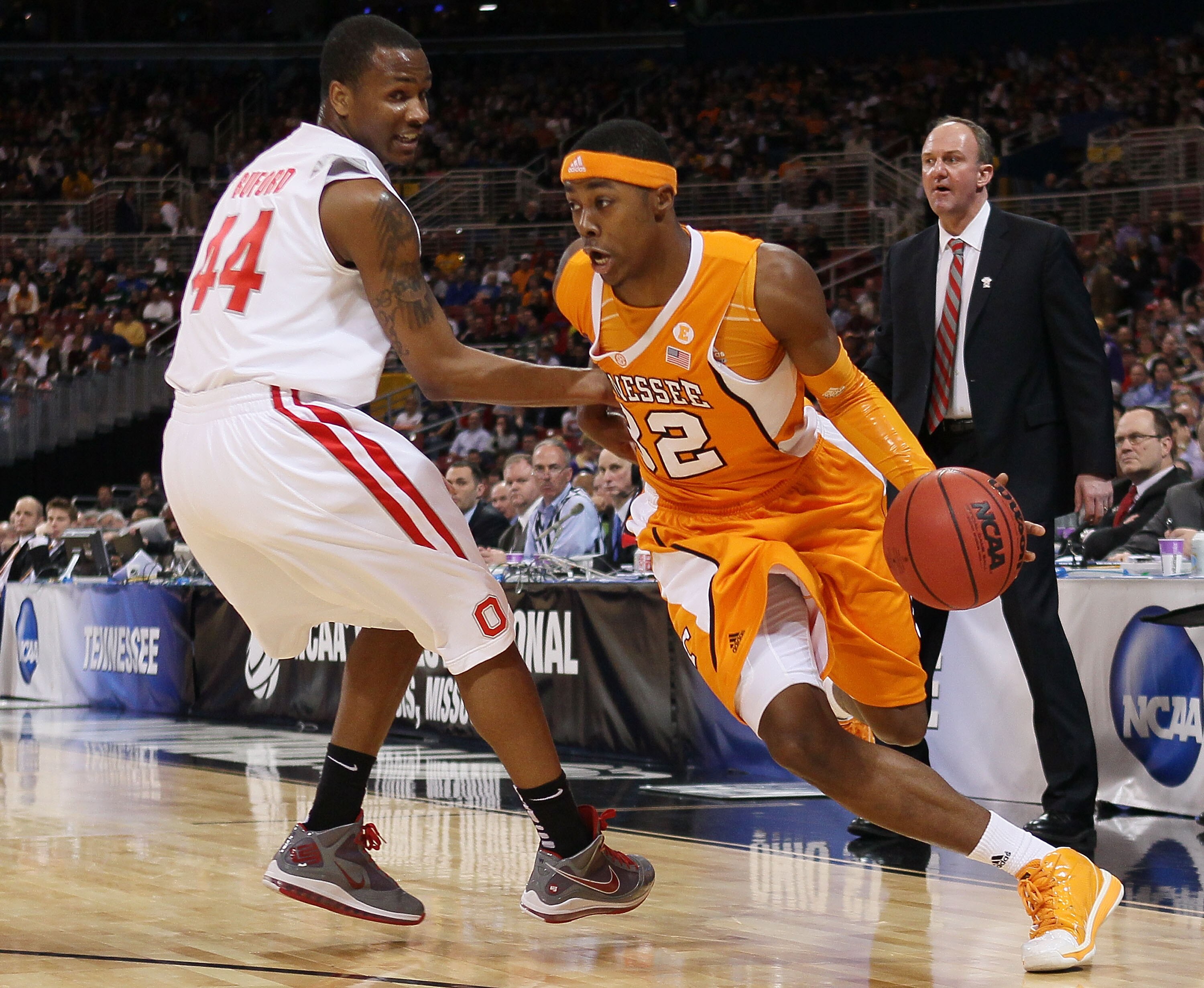 ST. LOUIS - MARCH 26:  Scotty Hopson #32 of the Tennessee Volunteers heads for the basket as William Buford #44 of the Ohio State Buckeyes defends during the midwest regional semifinal of the 2010 NCAA men's basketball tournament at the Edward Jones Dome
