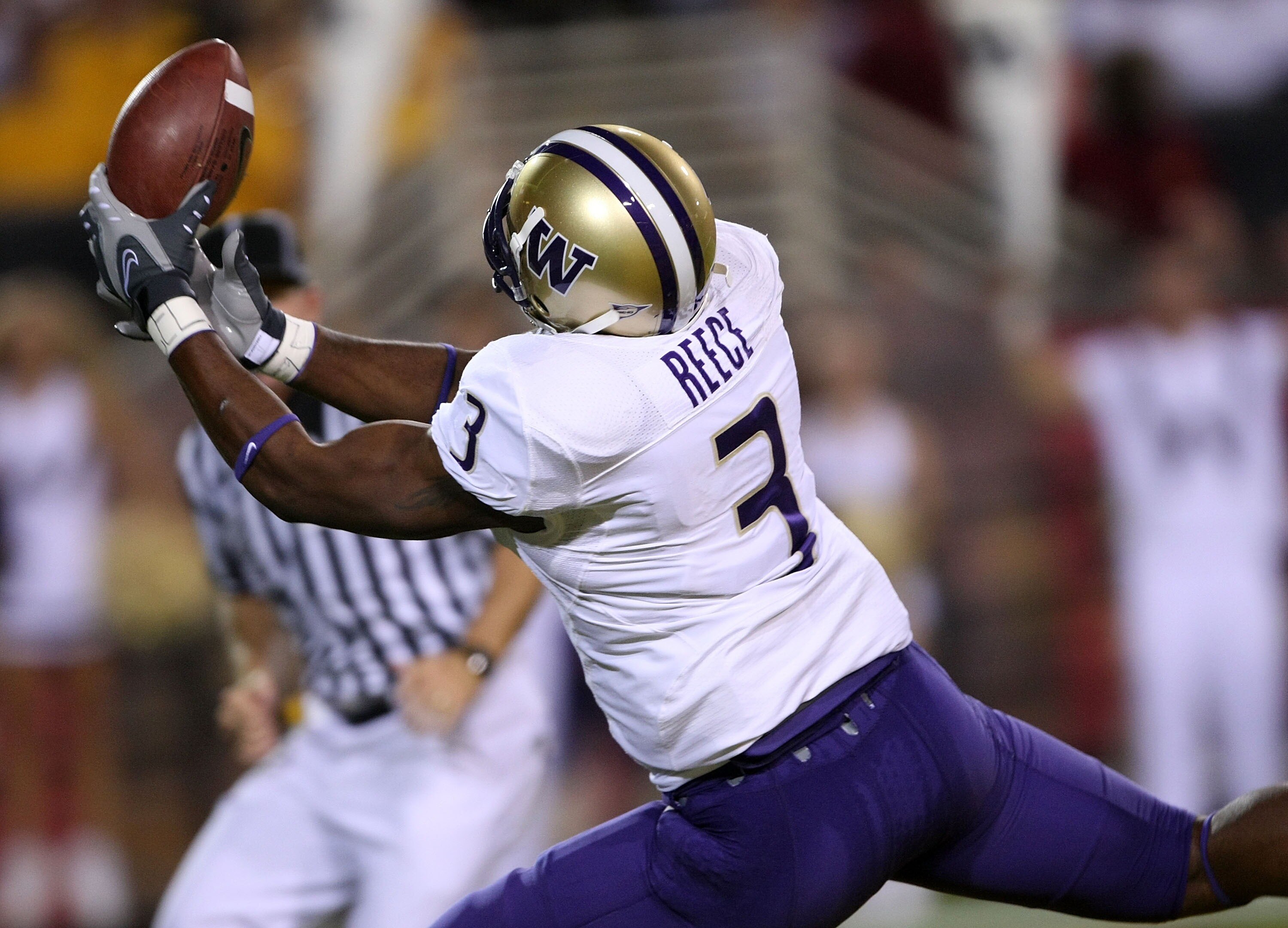 TEMPE, AZ - OCTOBER 13:  Wide receiver Marcel Reece #3 of the Washington Huskies reaches to make a 36 yard touchdown catch in the end zone against the Arizona State Sun Devils at Sun Devil Stadium October 13, 2007 in Tempe, Arizona.  (Photo by Stephen Dun