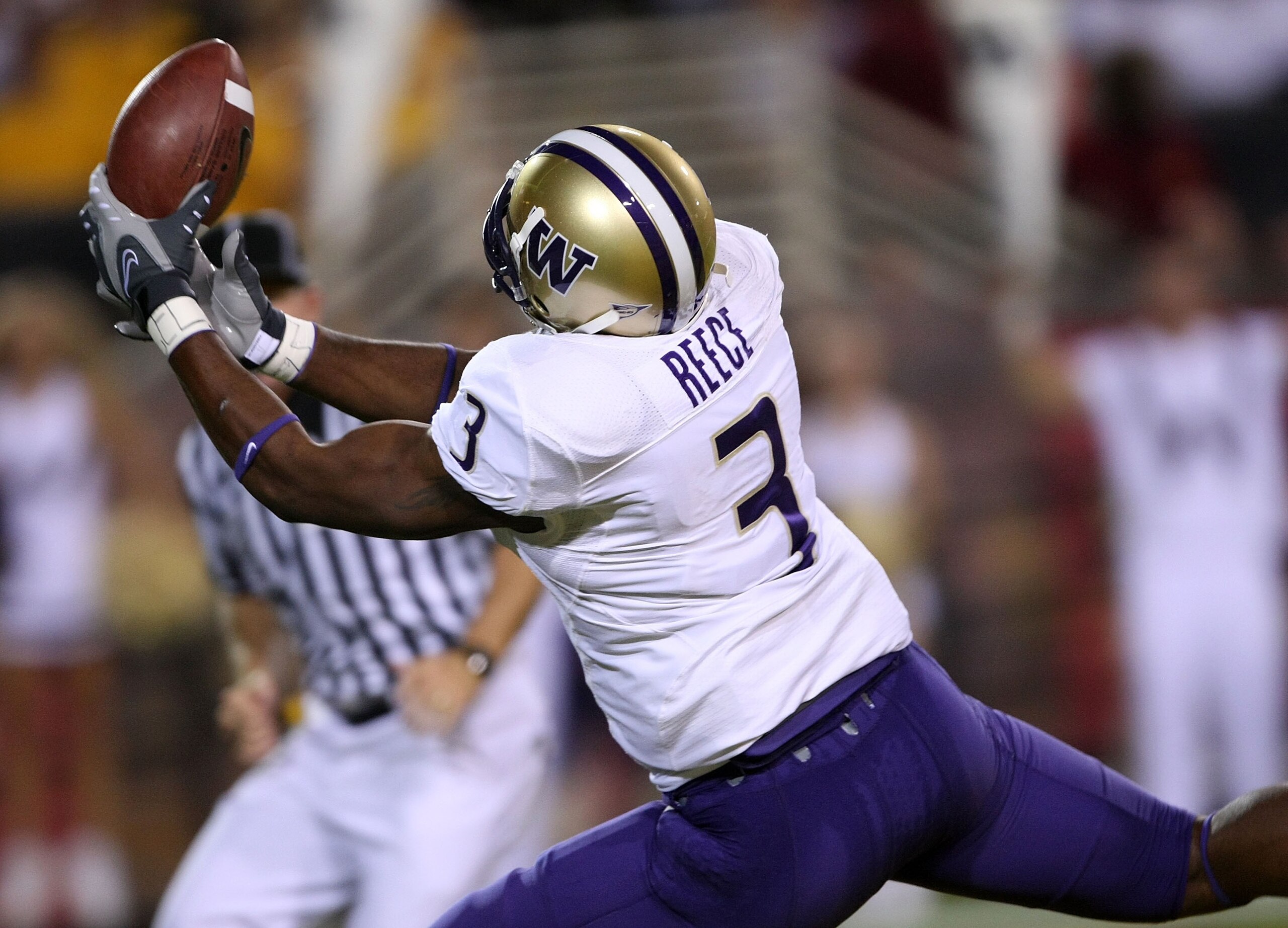 TEMPE, AZ - OCTOBER 13:  Wide receiver Marcel Reece #3 of the Washington Huskies reaches to make a 36 yard touchdown catch in the end zone against the Arizona State Sun Devils at Sun Devil Stadium October 13, 2007 in Tempe, Arizona.  (Photo by Stephen Dun