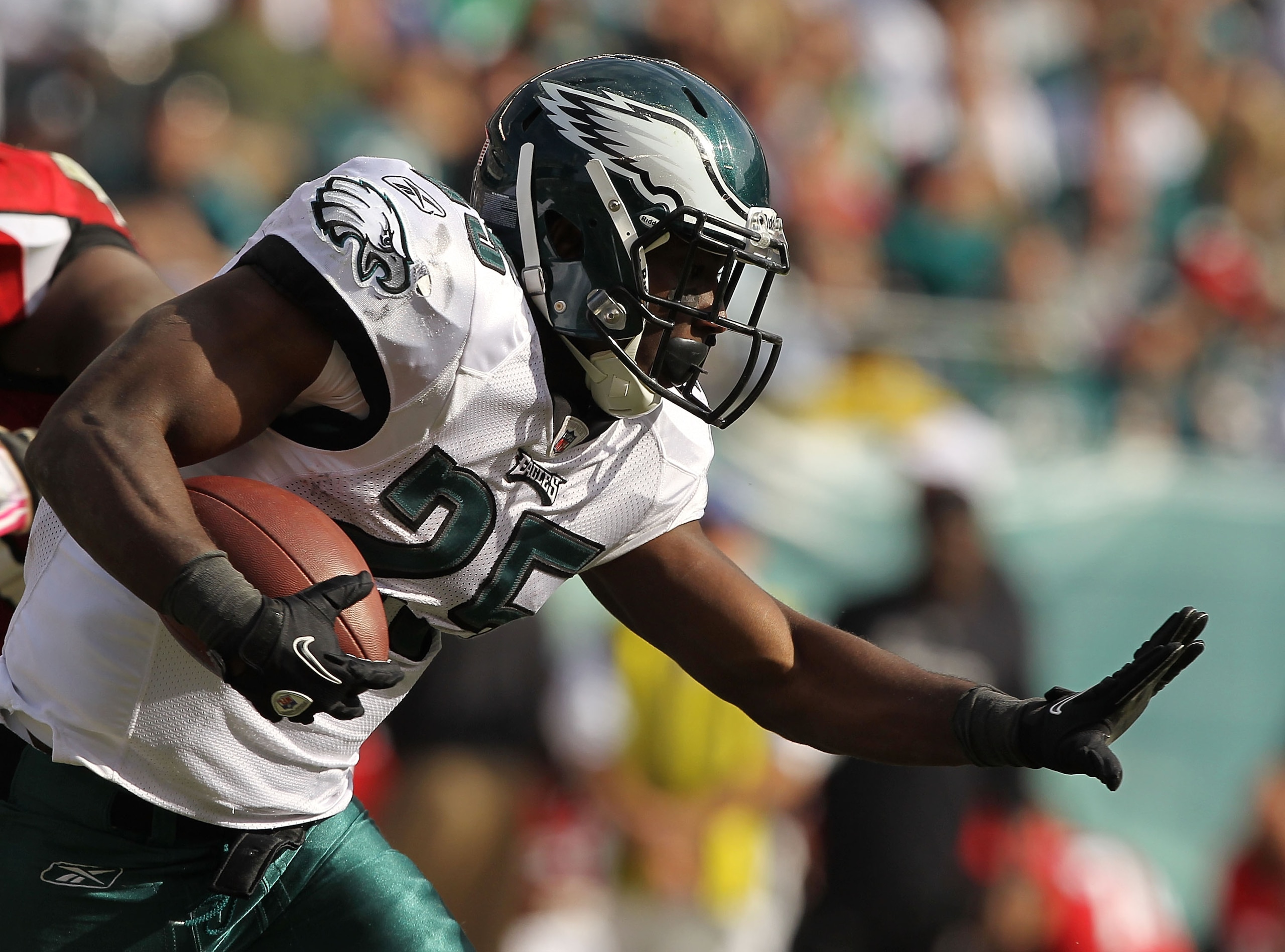PHILADELPHIA - OCTOBER 17:  LeSean McCoy #25 of the Philadelphia Eagles in action against the Atlanta Falcons during their game at Lincoln Financial Field on October 17, 2010 in Philadelphia, Pennsylvania.  (Photo by Al Bello/Getty Images)