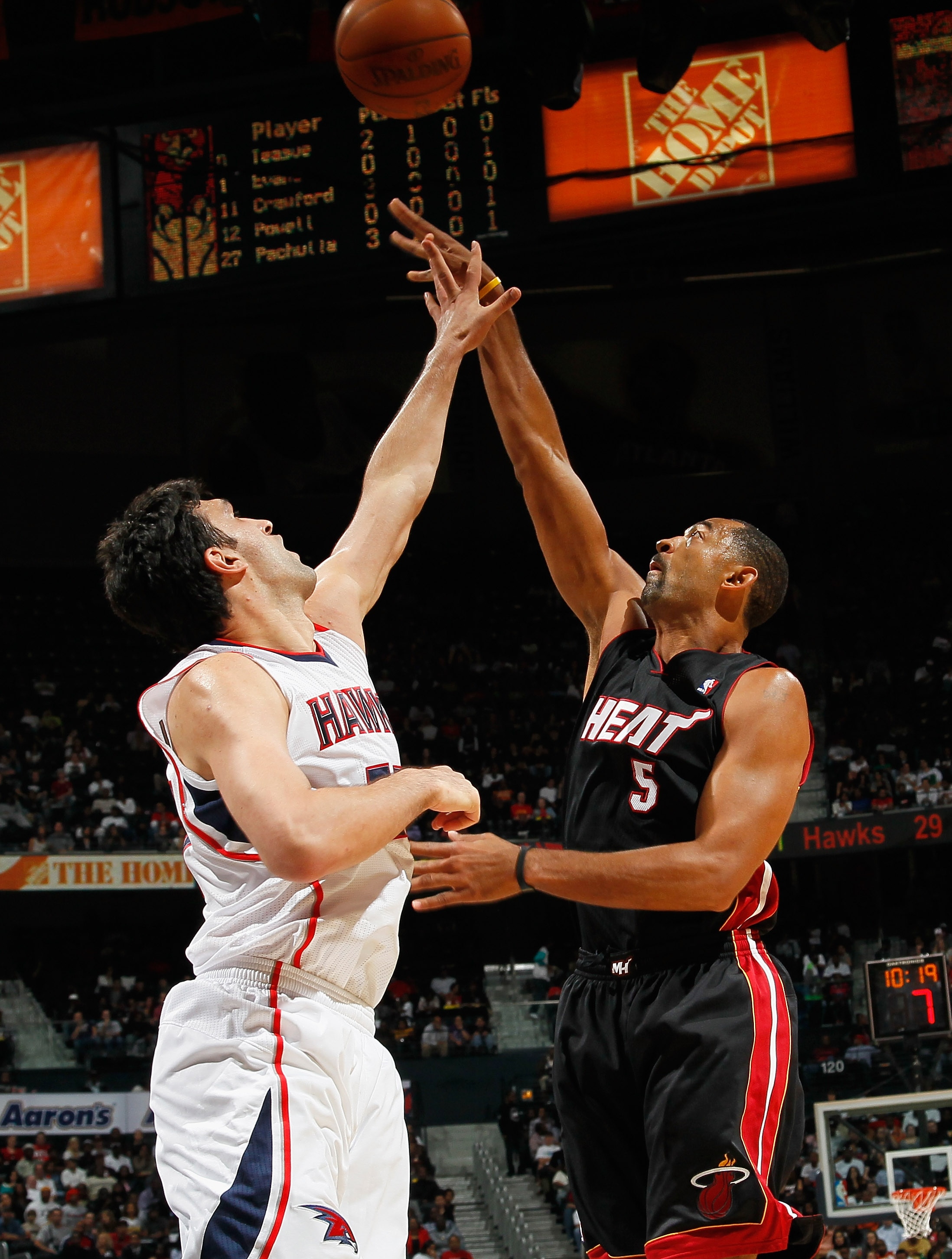 ATLANTA - OCTOBER 21:  Juwan Howard #5 of the Miami Heat against Zaza Pachulia #27 of the Atlanta Hawks at Philips Arena on October 21, 2010 in Atlanta, Georgia.  (Photo by Kevin C. Cox/Getty Images)