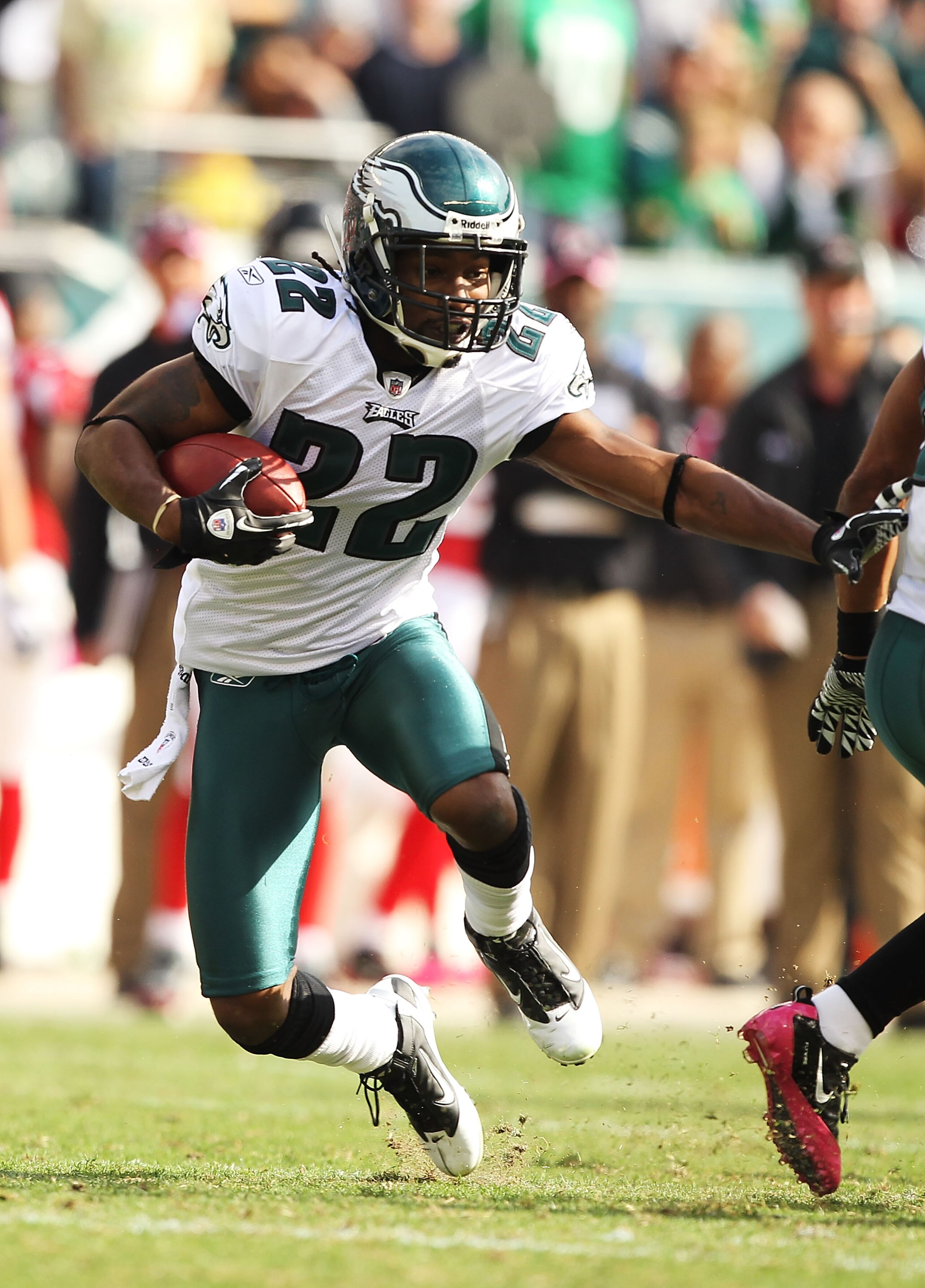 PHILADELPHIA - OCTOBER 17: Asante Samuel #22 of the Philadelphia Eagles runs back an interception against the Atlanta Falcons during their game at Lincoln Financial Field on October 17, 2010 in Philadelphia, Pennsylvania. (Photo by Al Bello/Getty Images PHILADELPHIA - OCTOBER 17: Asante Samuel #22 of the Philadelphia Eagles runs back an interception against the Atlanta Falcons during their game at Lincoln Financial Field on October 17, 2010 in Philadelphia, Pennsylvania. (Photo by Al Bello/Getty Images