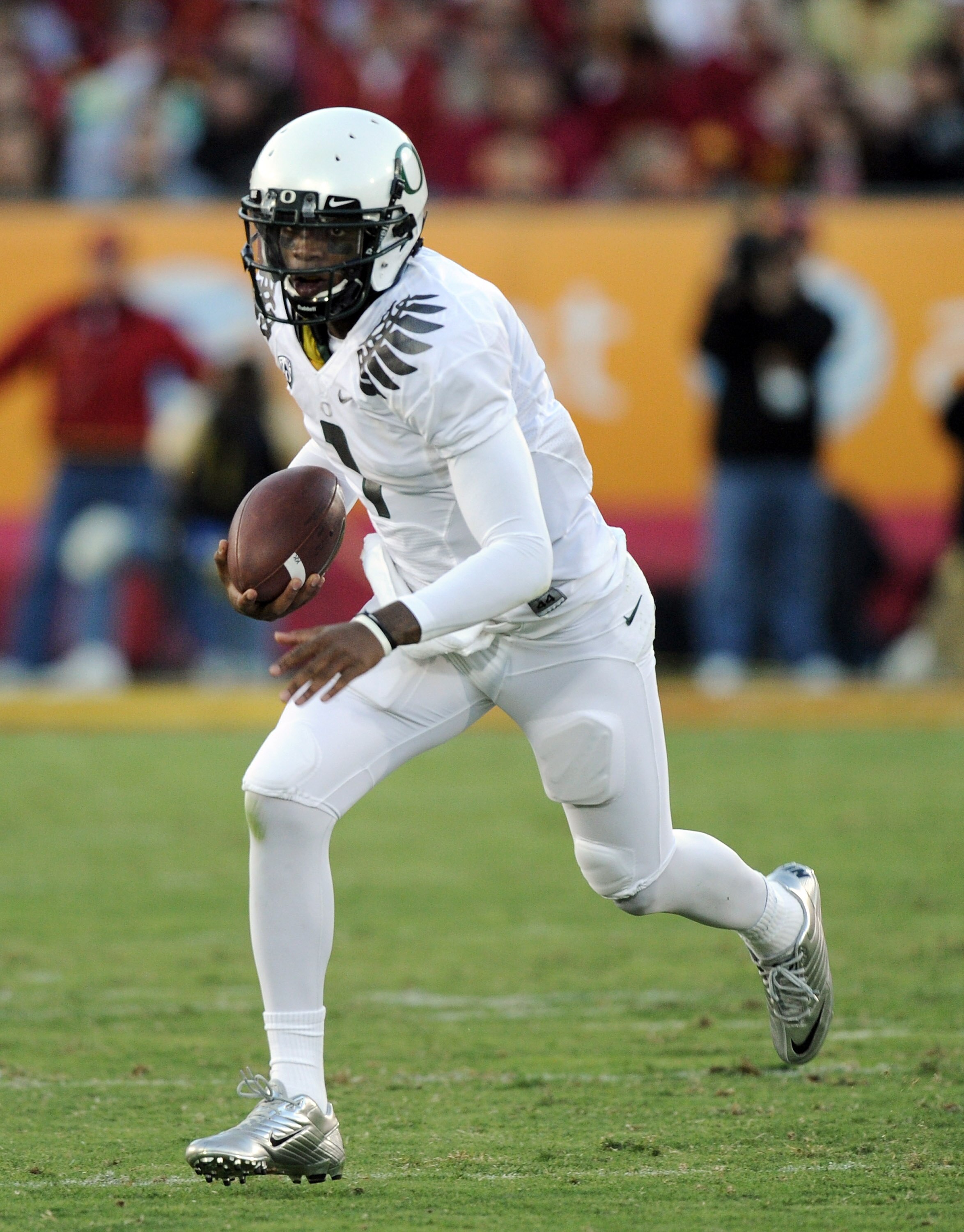 LOS ANGELES, CA - OCTOBER 30:  Darron Thomas #1 of the Oregon Ducks runs from the pocket against the USC Trojans during the first quarter at Los Angeles Memorial Coliseum on October 30, 2010 in Los Angeles, California.  (Photo by Harry How/Getty Images)