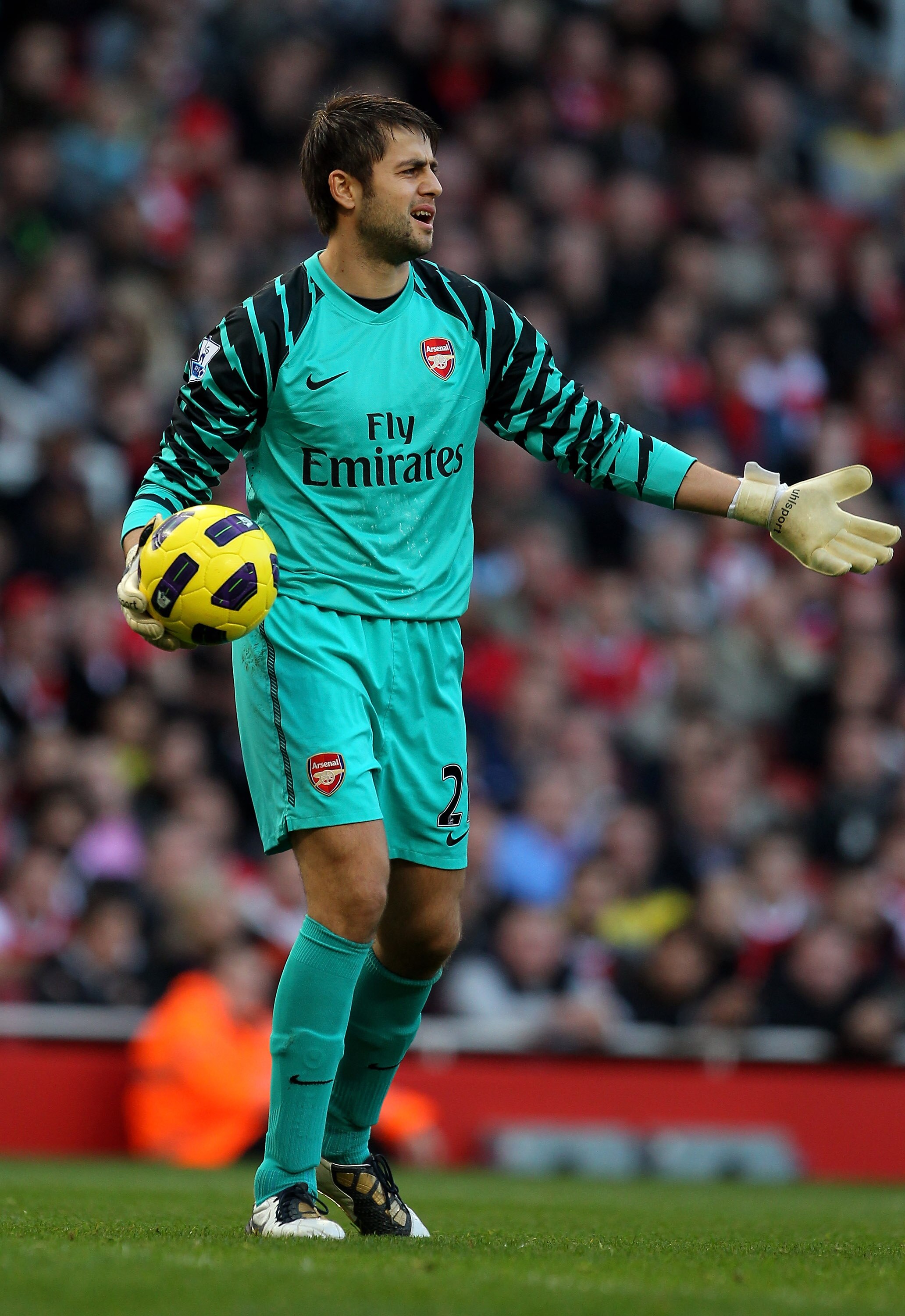 LONDON, ENGLAND - OCTOBER 30:  Lukasz Fabianski of Arsenal in action during the Barclays Premier League match between Arsenal and West Ham United at Emirates Stadium on October 30, 2010 in London, England.  (Photo by Clive Rose/Getty Images)