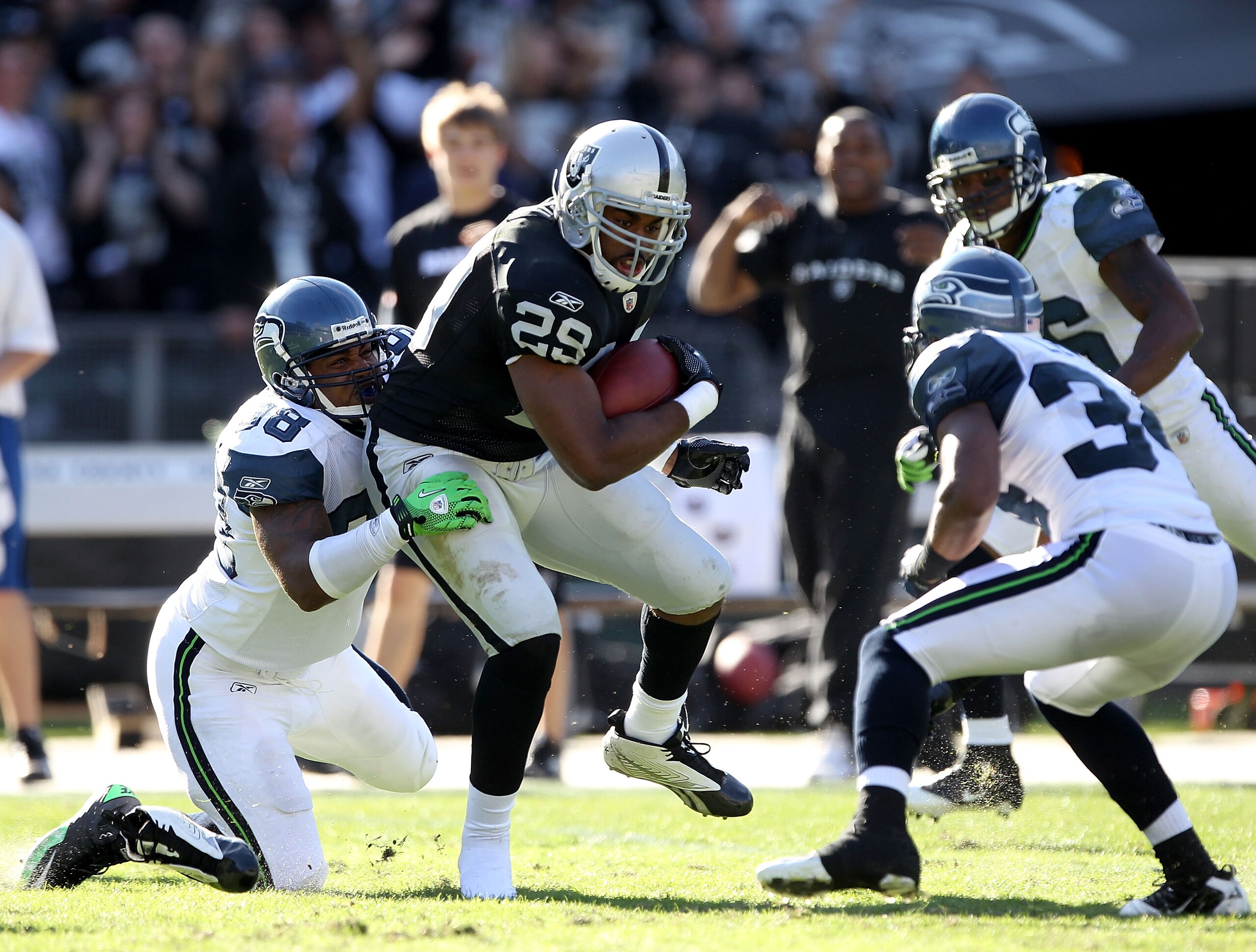 OAKLAND, CA - OCTOBER 31:  Michael Bush #29 of the Oakland Raiders runs with the ball against the Seattle Seahawks at Oakland-Alameda County Coliseum on October 31, 2010 in Oakland, California.  (Photo by Ezra Shaw/Getty Images)